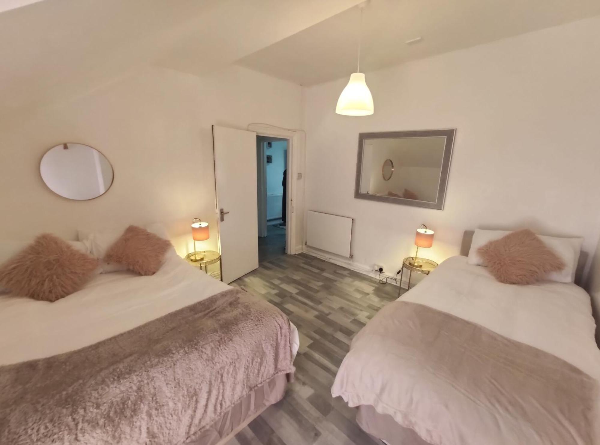 Apartment 1 Bedroom Flat W/ 2 Beds