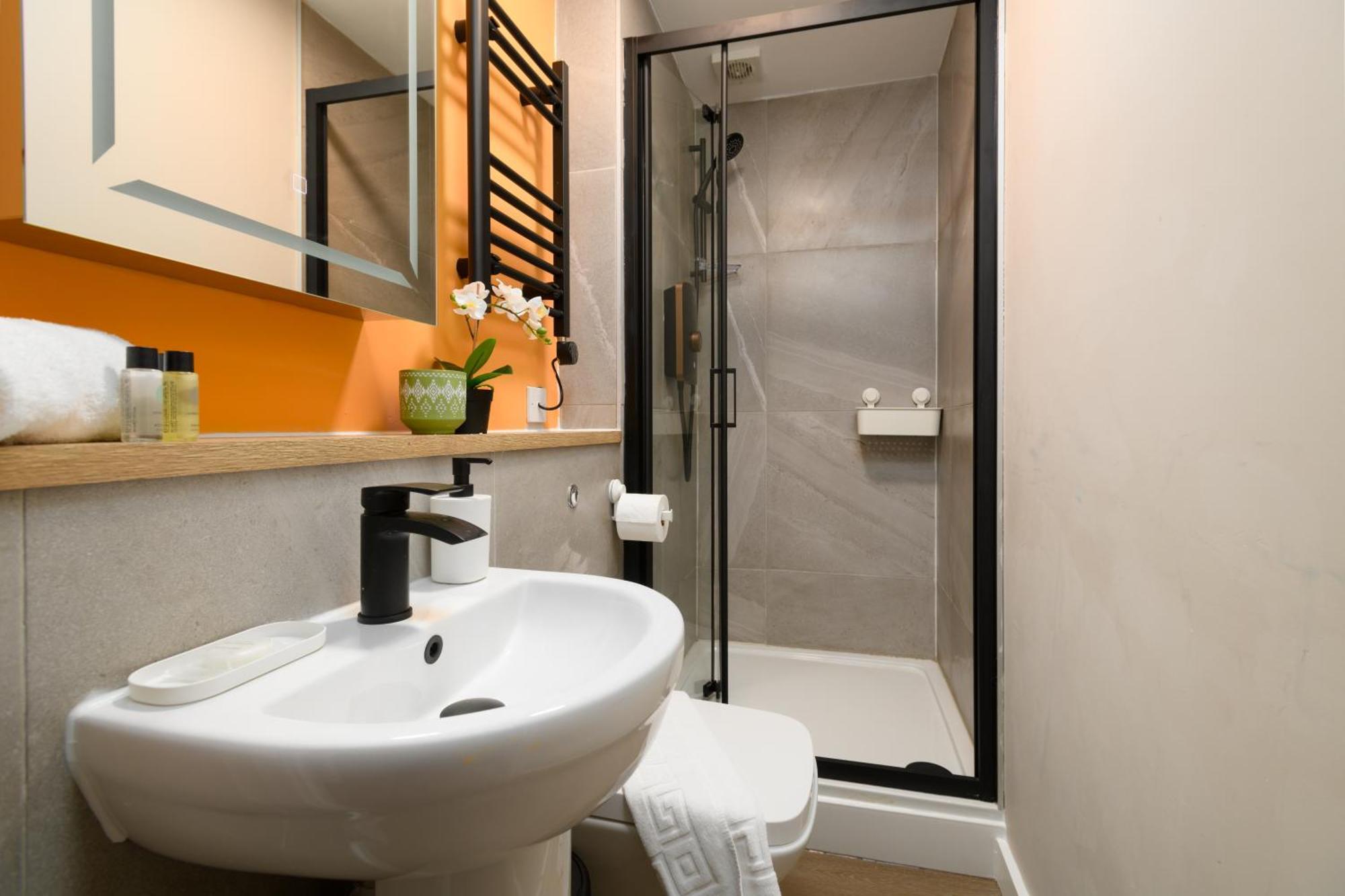 Benjamin By Koya Homes - 3 Double Bedroom Apartment, Centre, Free Parking Guest house