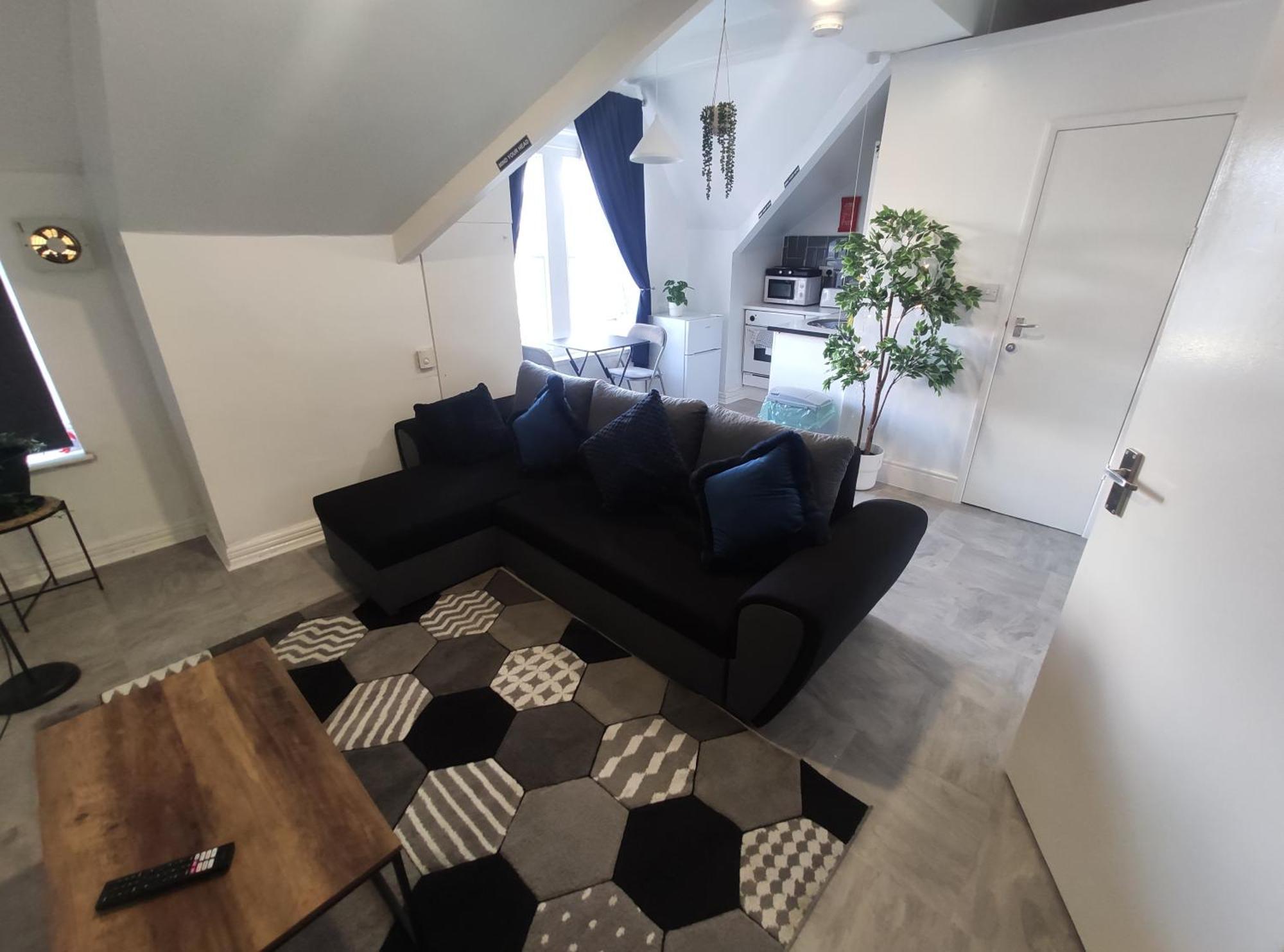 1 Bedroom Flat W/ 2 Beds *