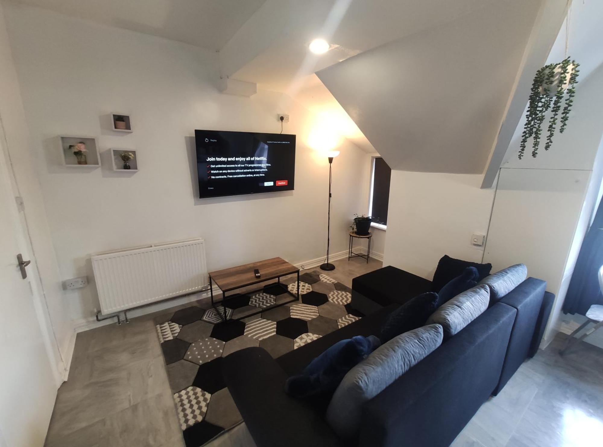 1 Bedroom Flat W/ 2 Beds