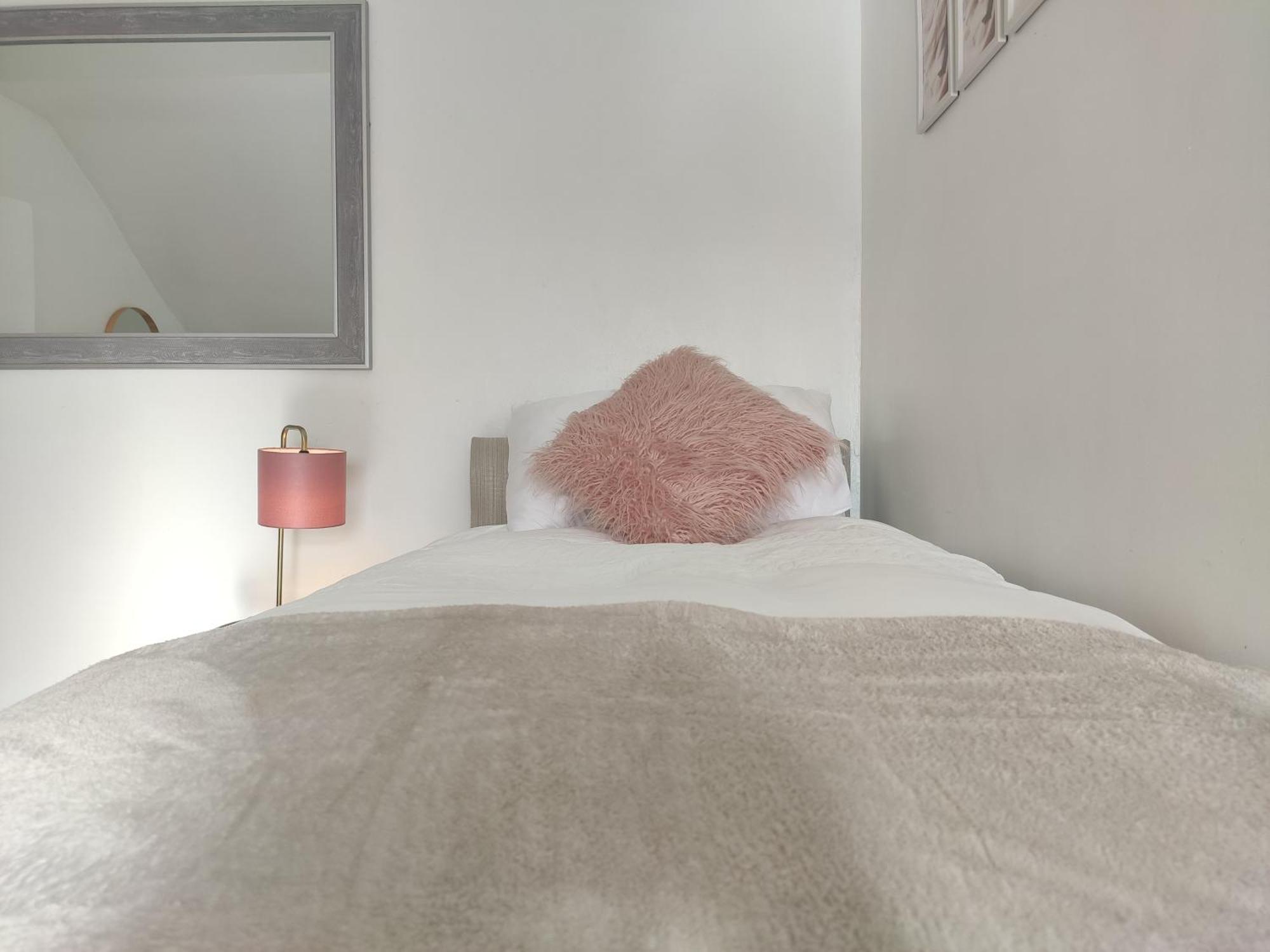 1 Bedroom Flat W/ 2 Beds Apartment *