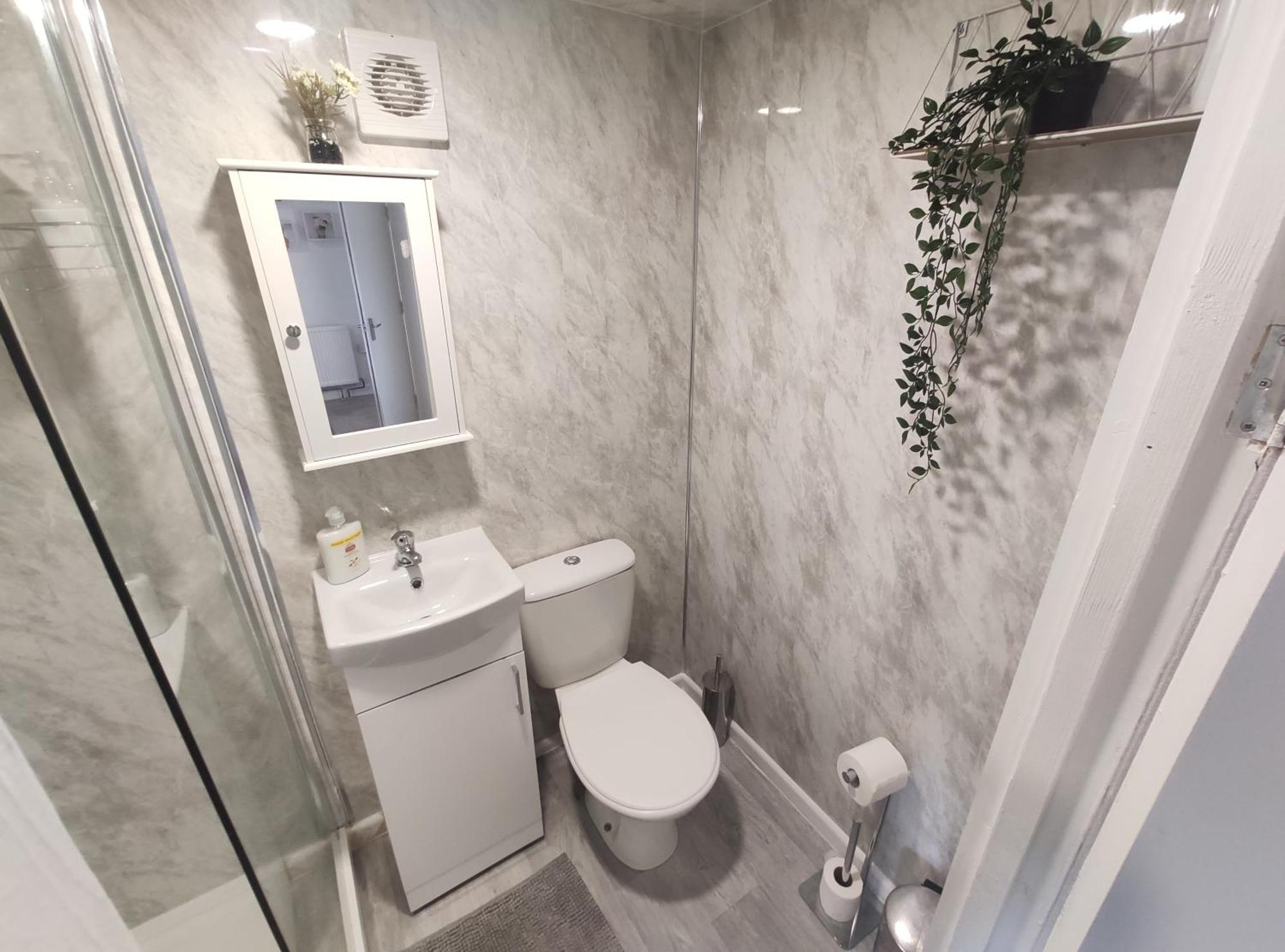 1 Bedroom Flat W/ 2 Beds *