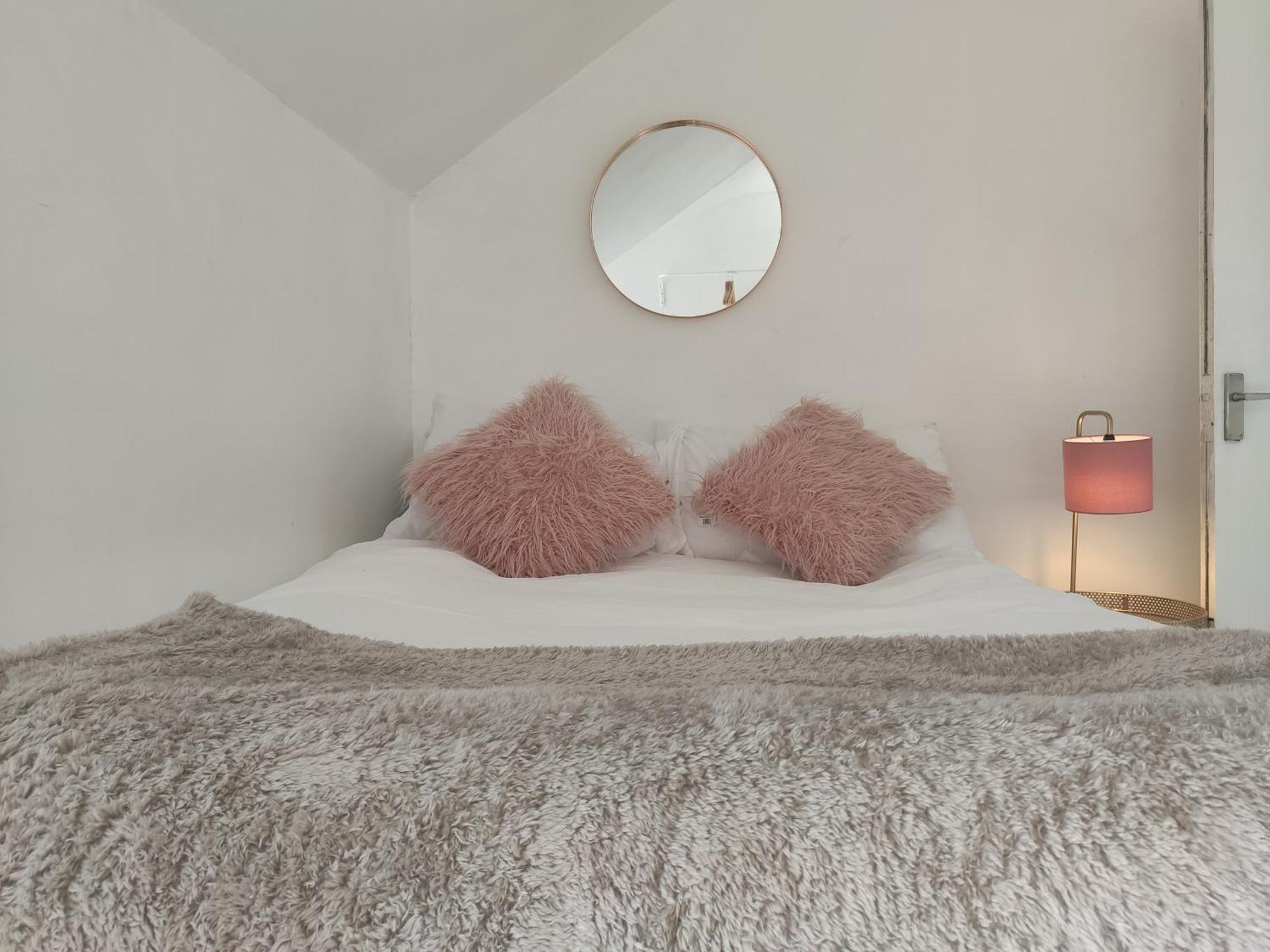 1 Bedroom Flat W/ 2 Beds Apartment *