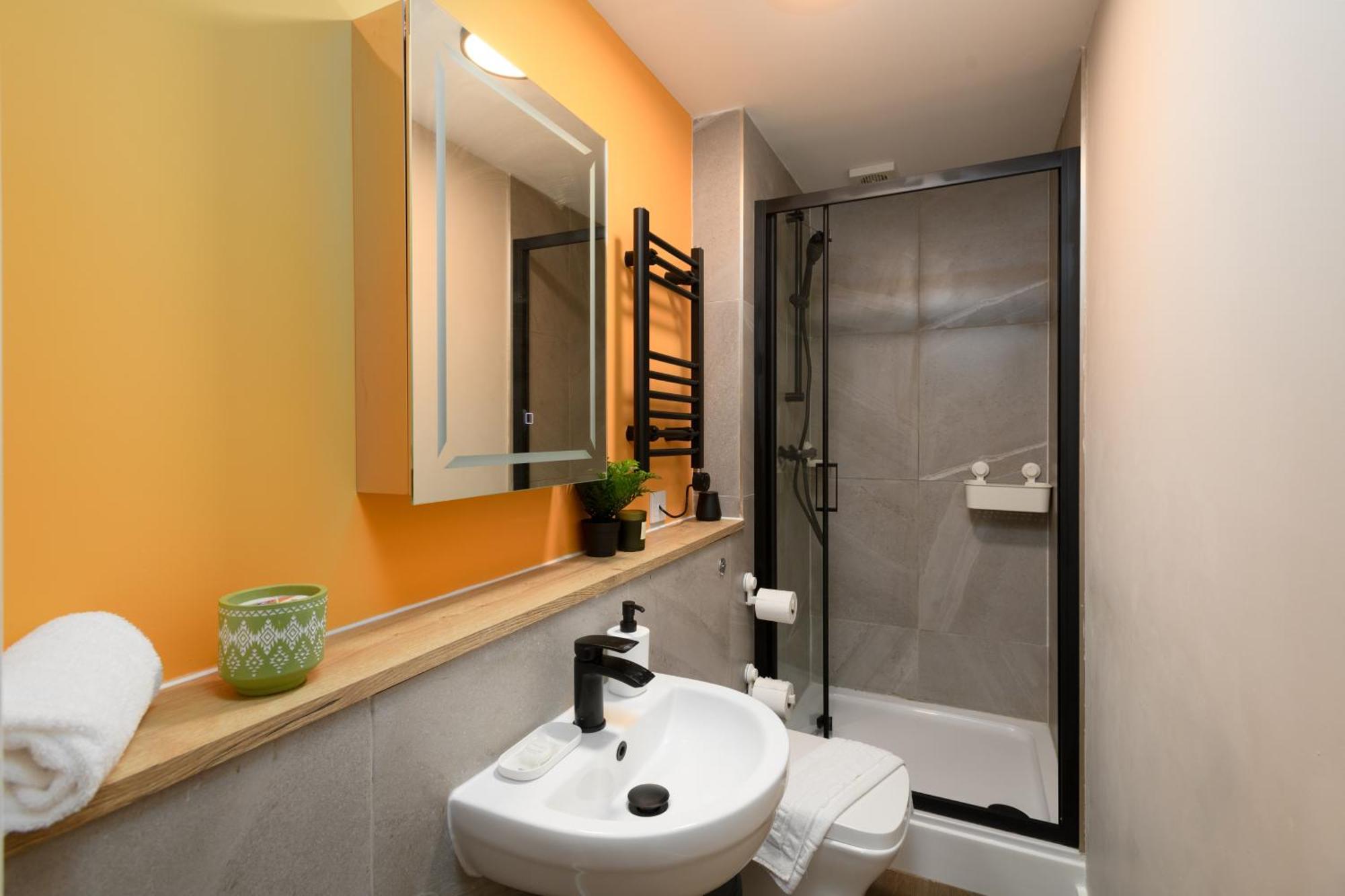 Benjamin By Koya Homes - 3 Double Bedroom Apartment, Centre, Free Parking * Cardiff