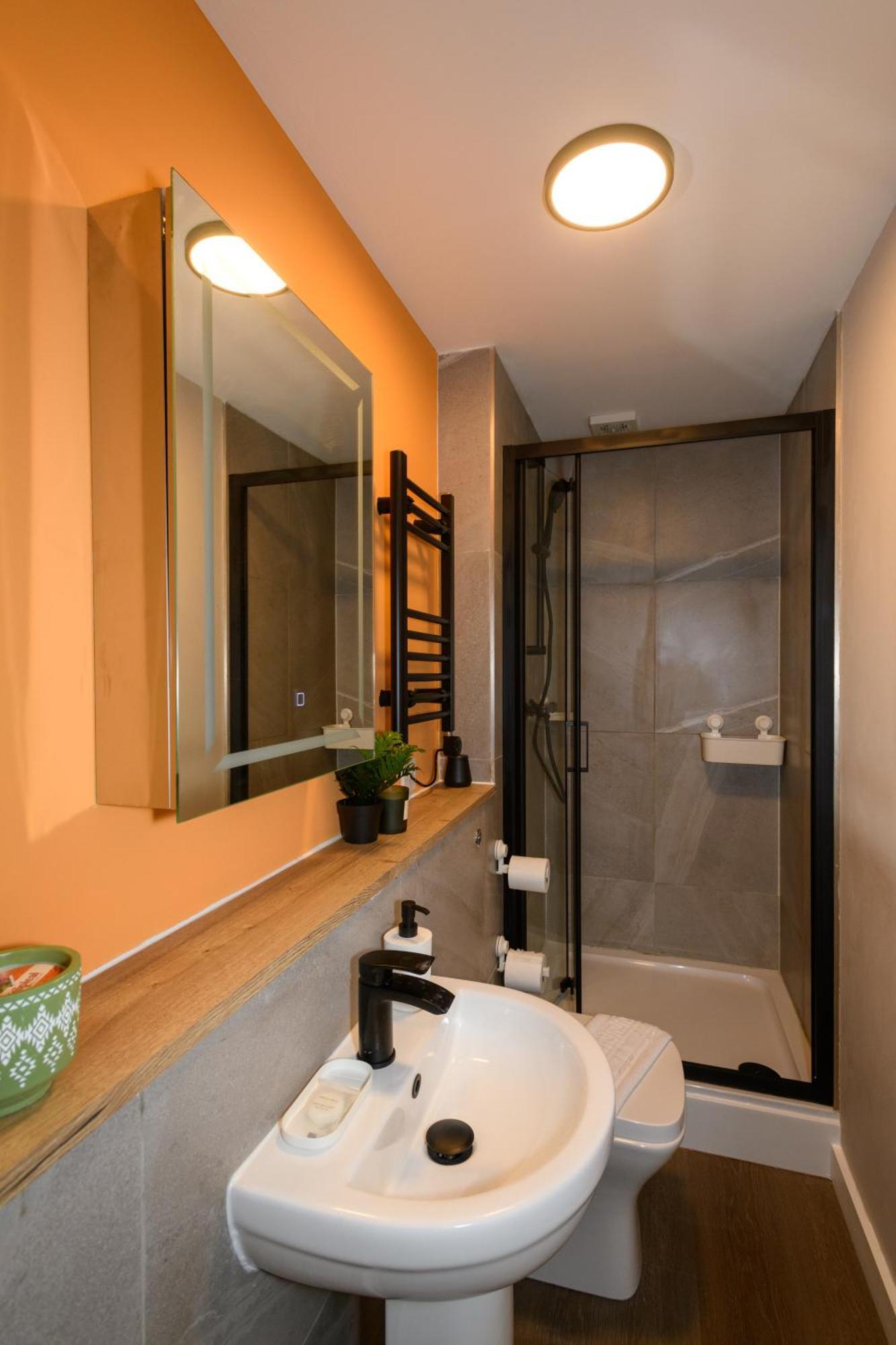 Benjamin By Koya Homes - 3 Double Bedroom Apartment, Centre, Free Parking Guest house *