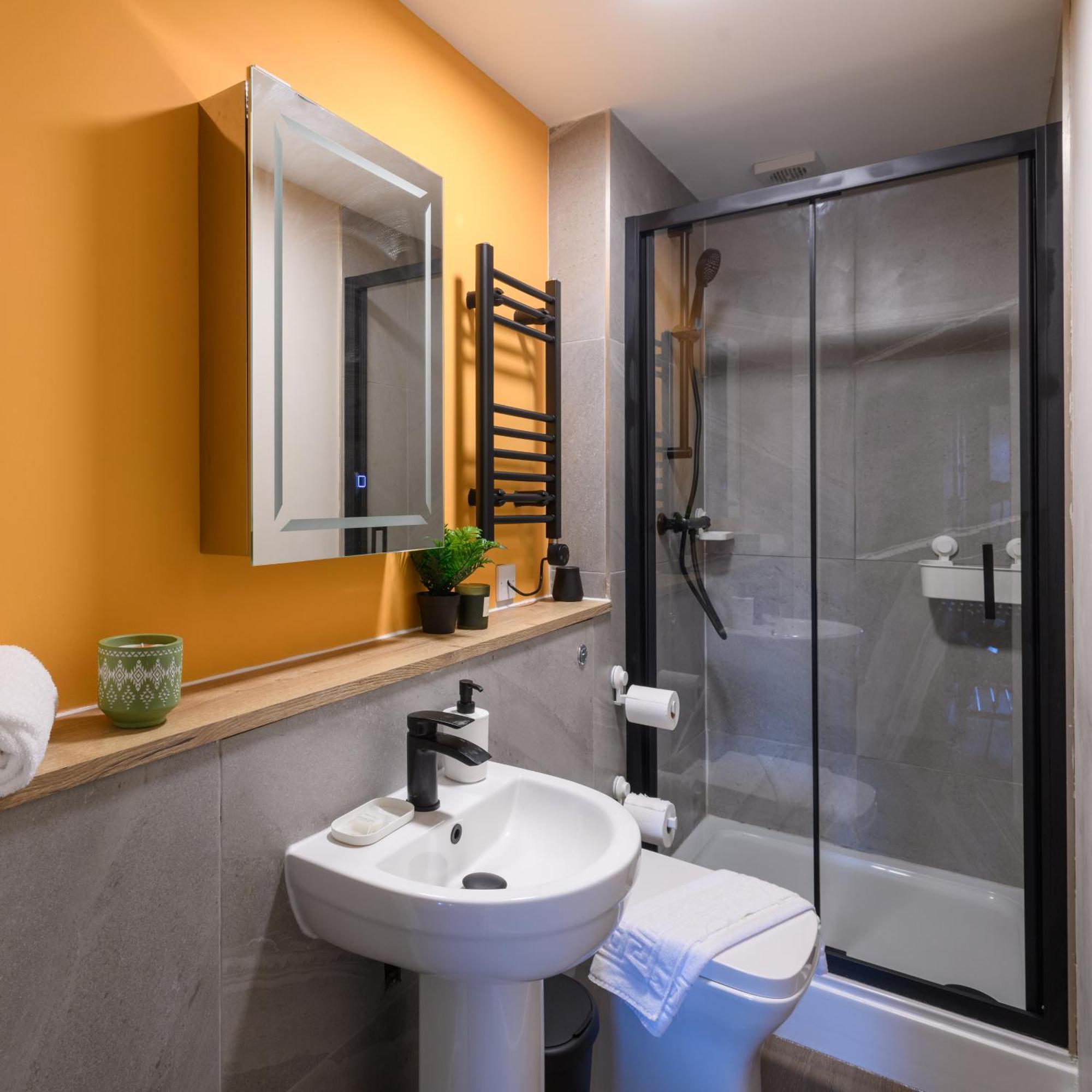 Benjamin By Koya Homes - 3 Double Bedroom Apartment, Centre, Free Parking * Cardiff