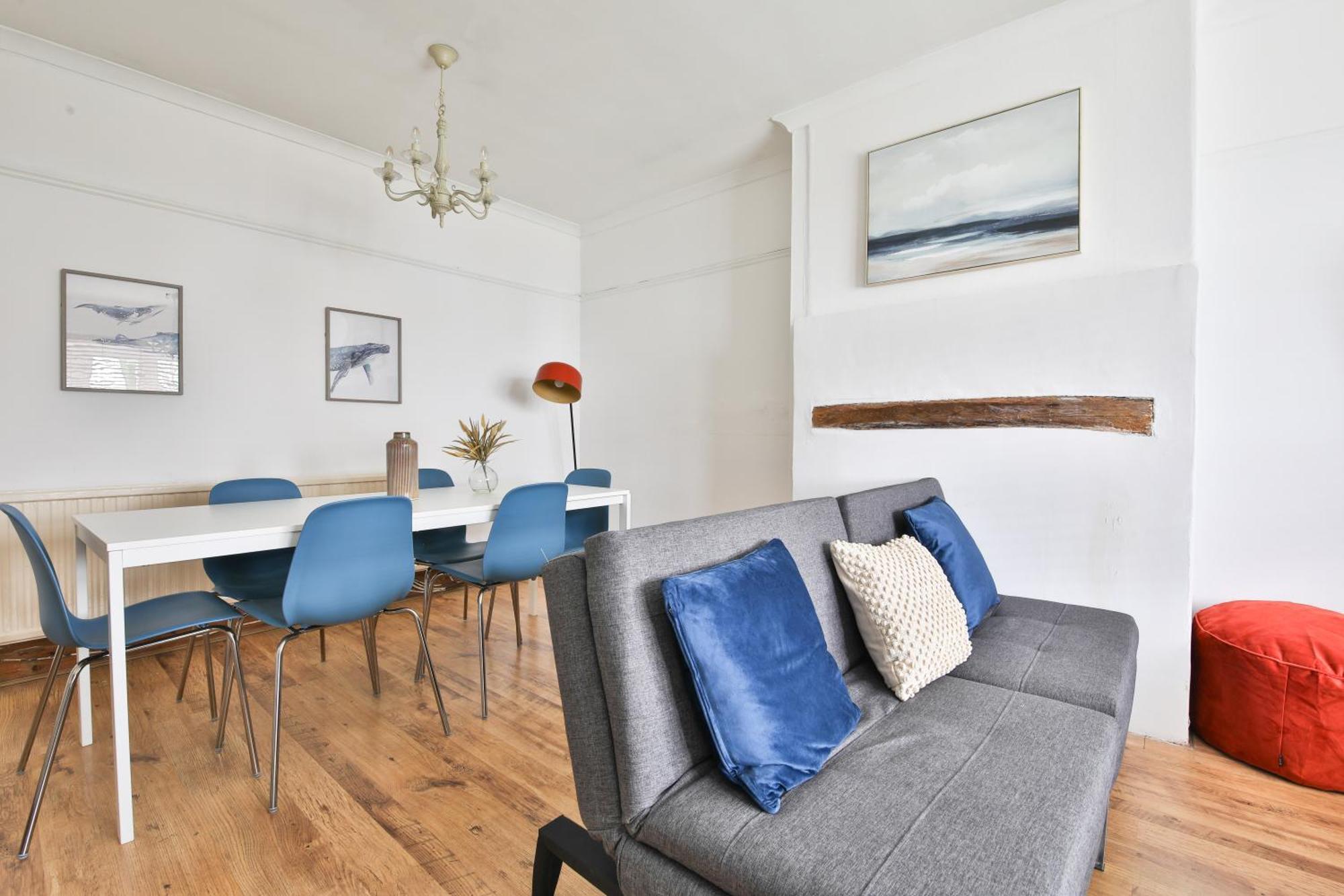 Stayright Homely 3 Bedroom House In Vibrant Whitchurch Holiday home *