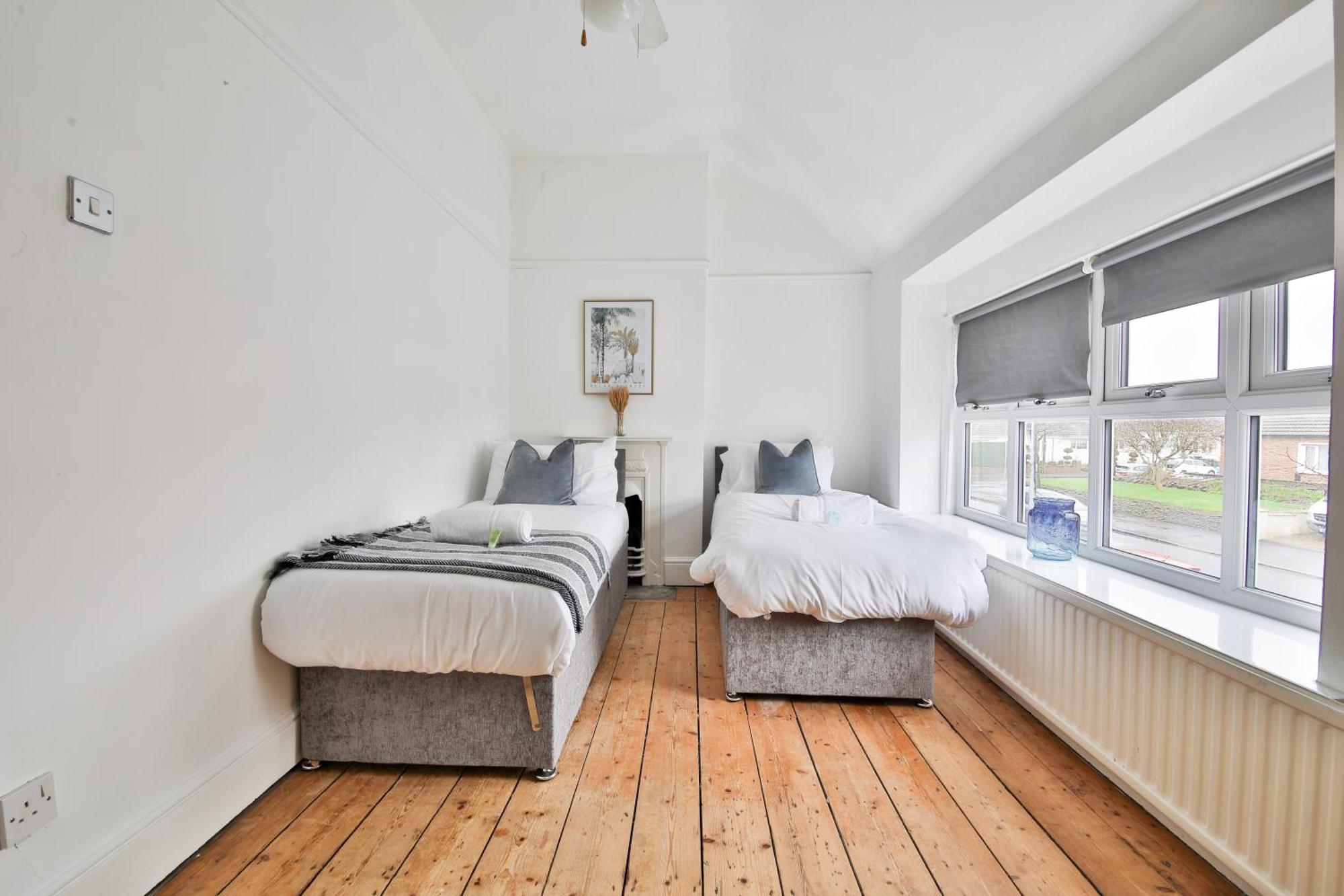 Stayright Homely 3 Bedroom House In Vibrant Whitchurch Holiday home