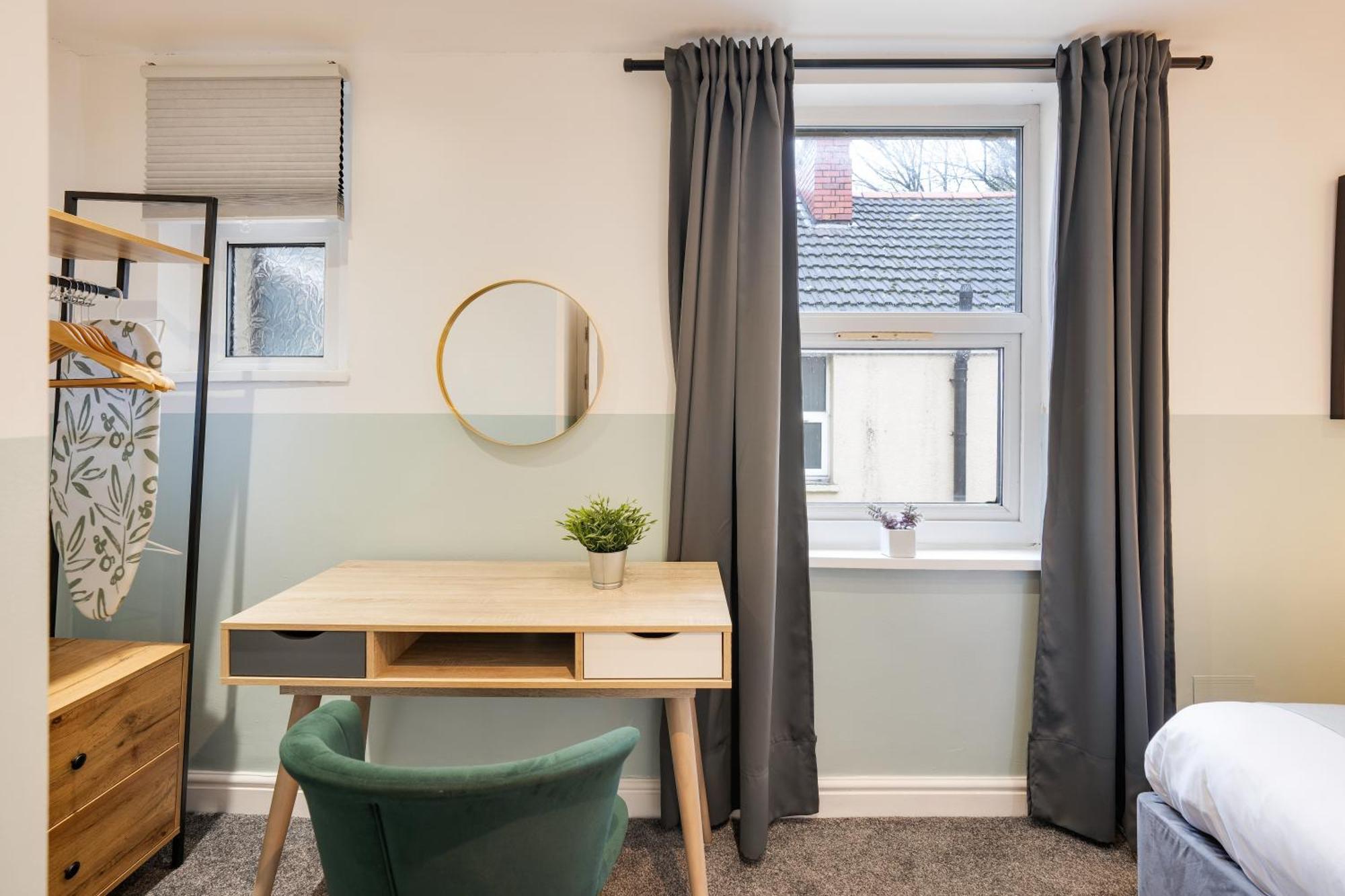 4 Person Modern Nr Centre Cardiff