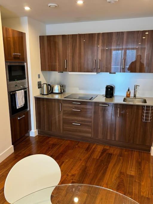 Modern Centre - Prime Location Apartment