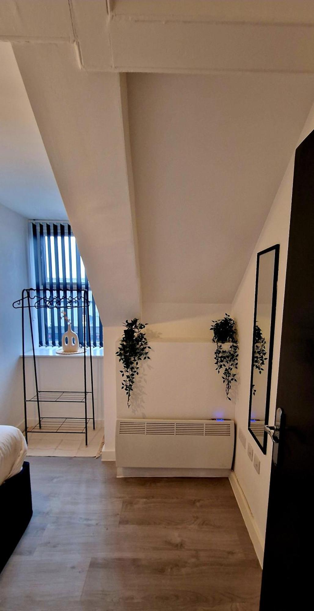 Supervalue 10 - Fast Wifi, Linen, Keyless Entry, Only 10 Mins - By Promise * Cardiff