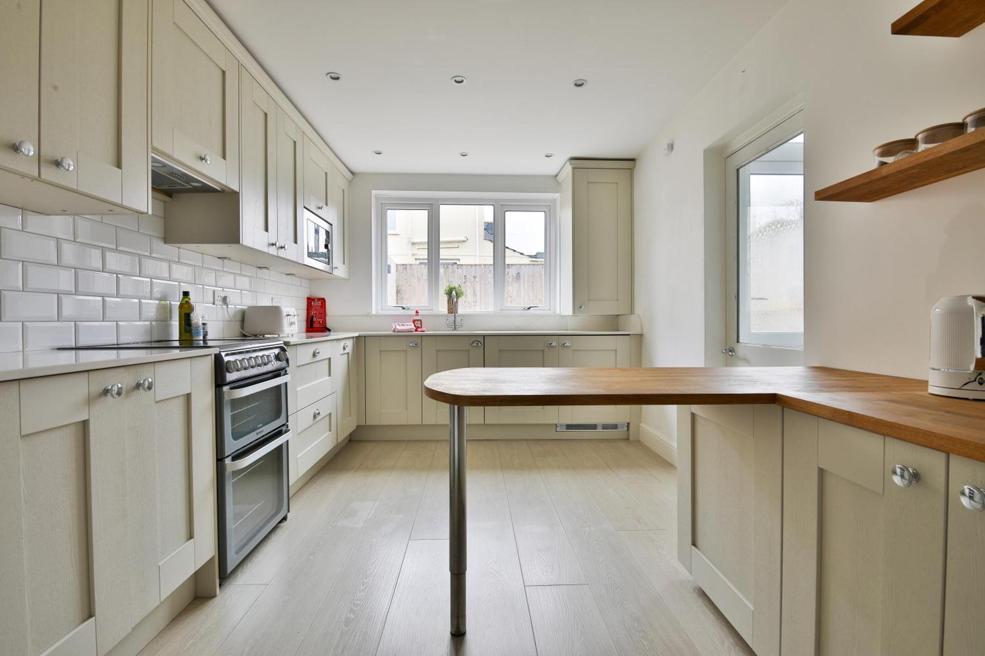 Stayright Homely 3 Bedroom House In Vibrant Whitchurch Holiday home *