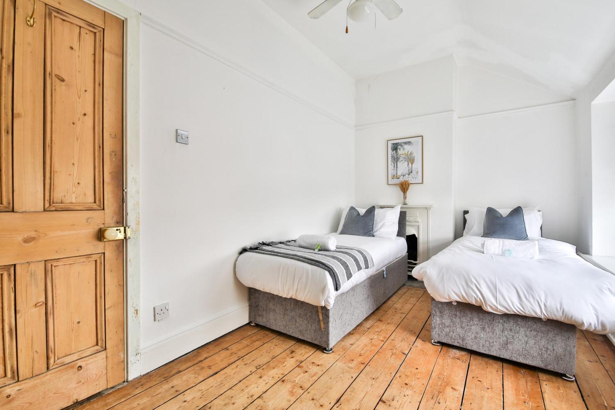 Stayright Homely 3 Bedroom House In Vibrant Whitchurch Holiday home