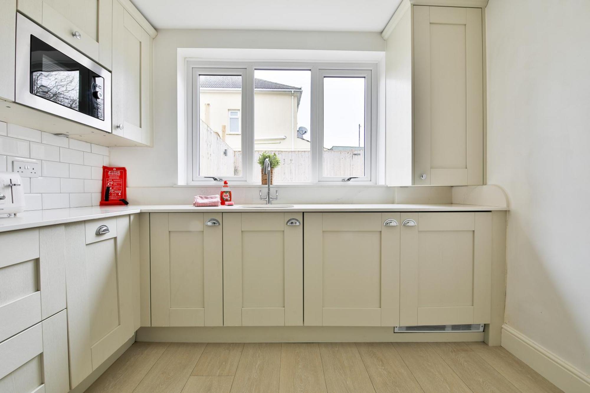 Stayright Homely 3 Bedroom House In Vibrant Whitchurch Holiday home *