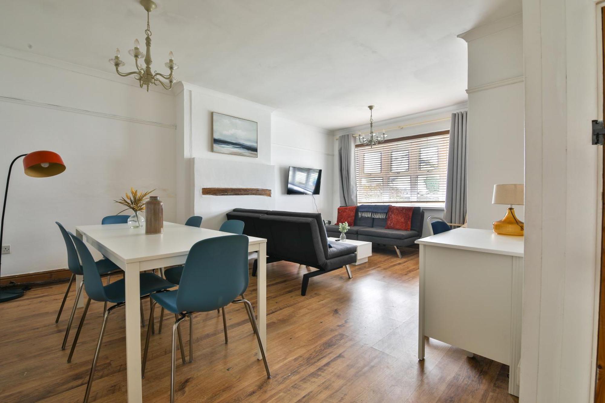 Stayright Homely 3 Bedroom House In Vibrant Whitchurch Holiday home Cardiff