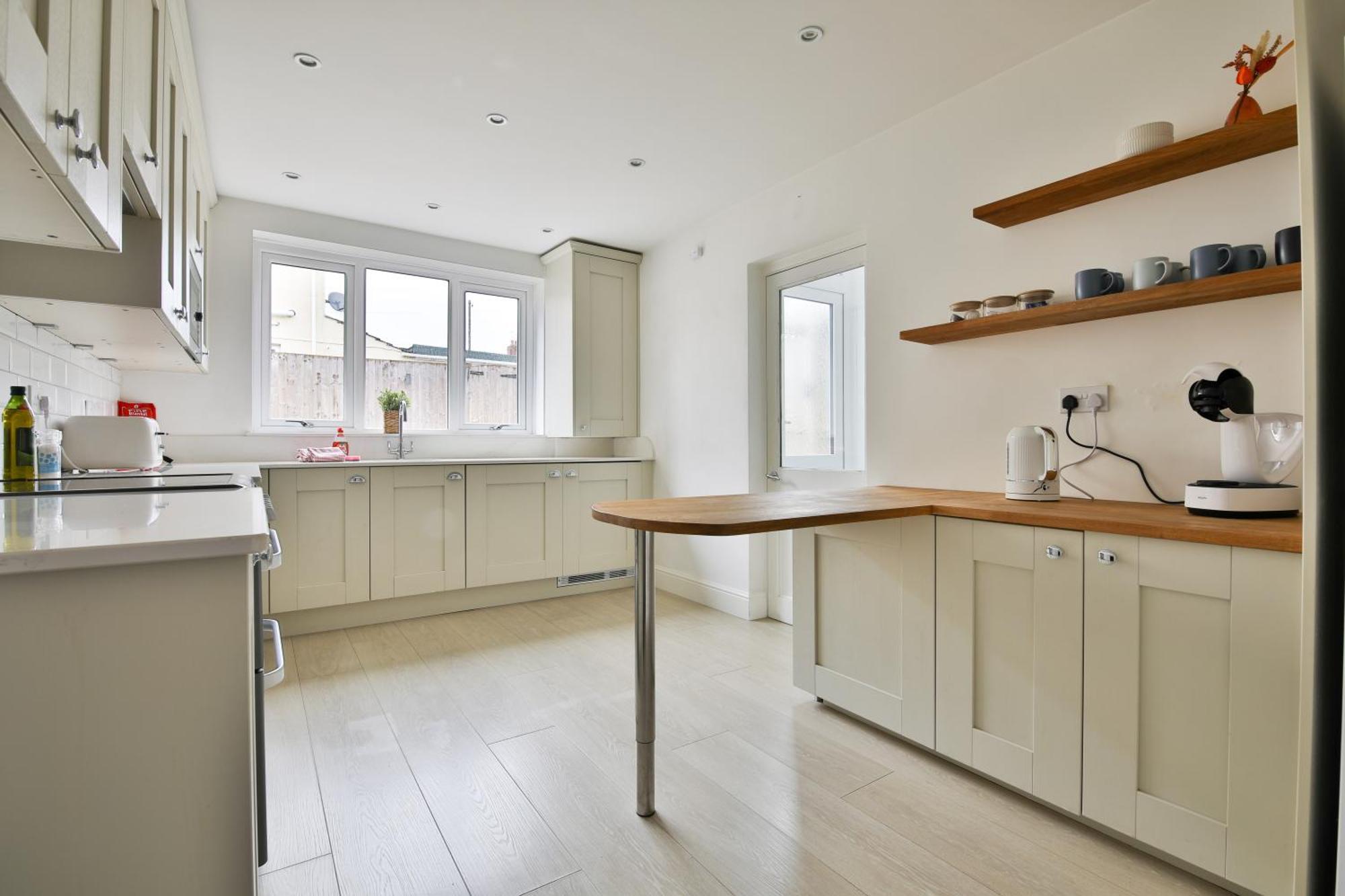 Stayright Homely 3 Bedroom House In Vibrant Whitchurch Holiday home *