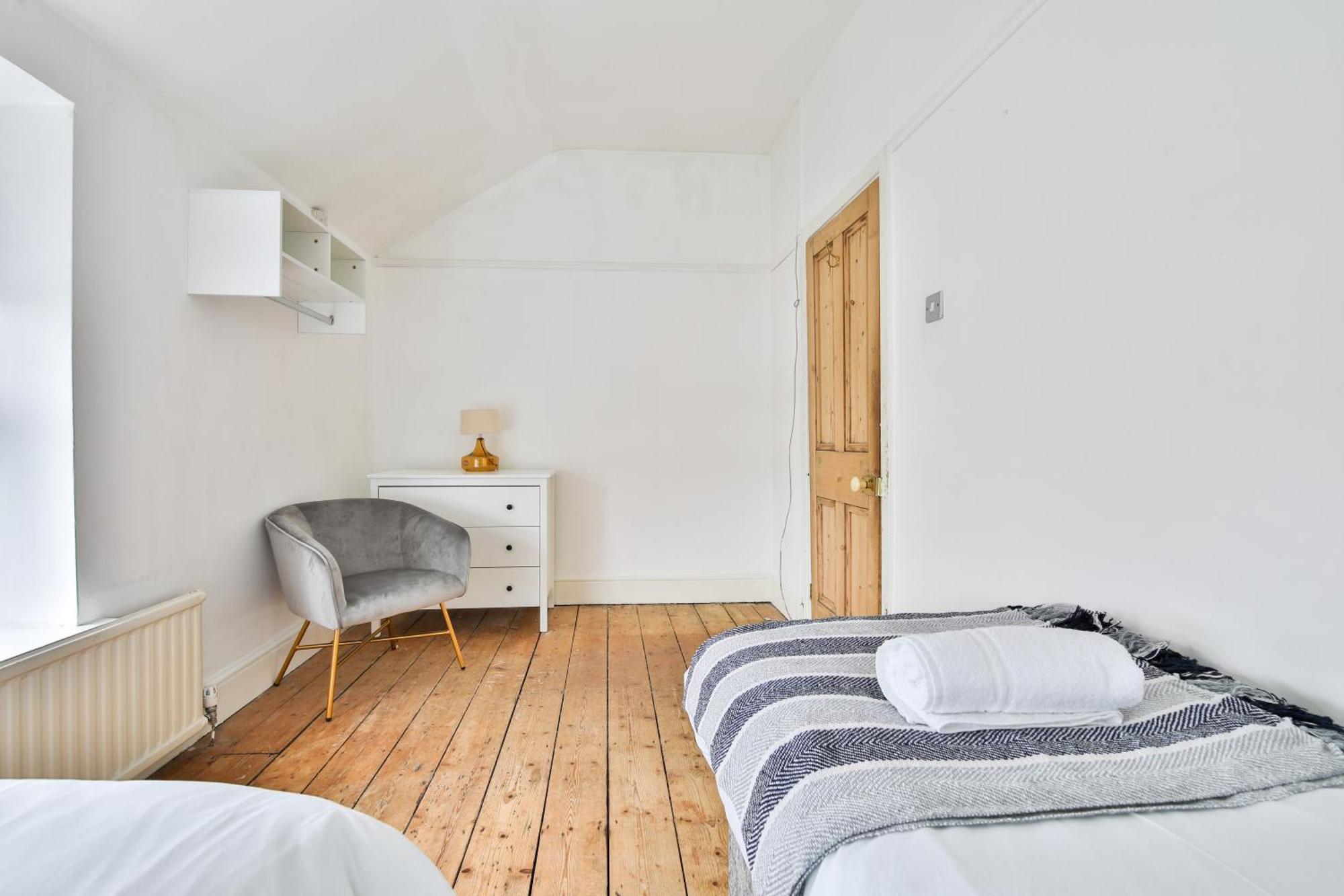 Stayright Homely 3 Bedroom House In Vibrant Whitchurch Holiday home Cardiff