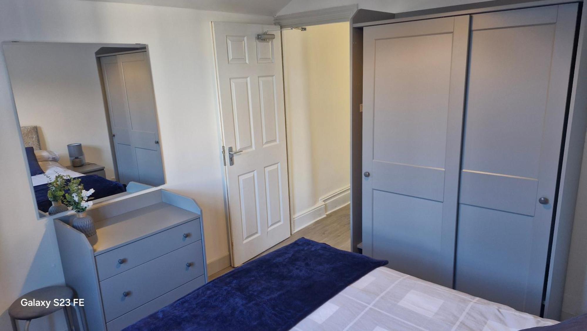 Apartment Large Three Bedroom With Roof Terrace Near Centre *