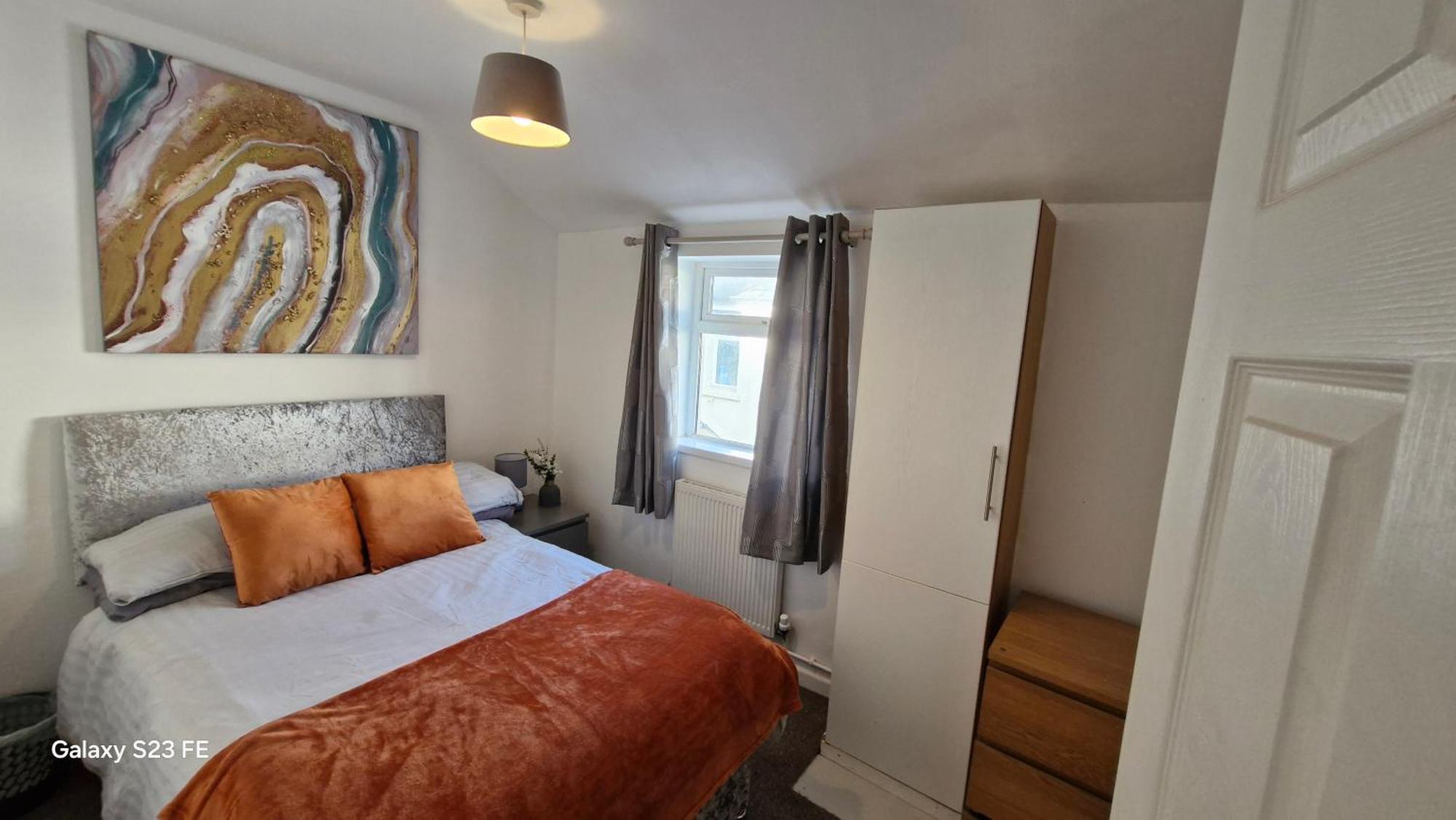 Large Three Bedroom With Roof Terrace Near Centre Apartment Cardiff