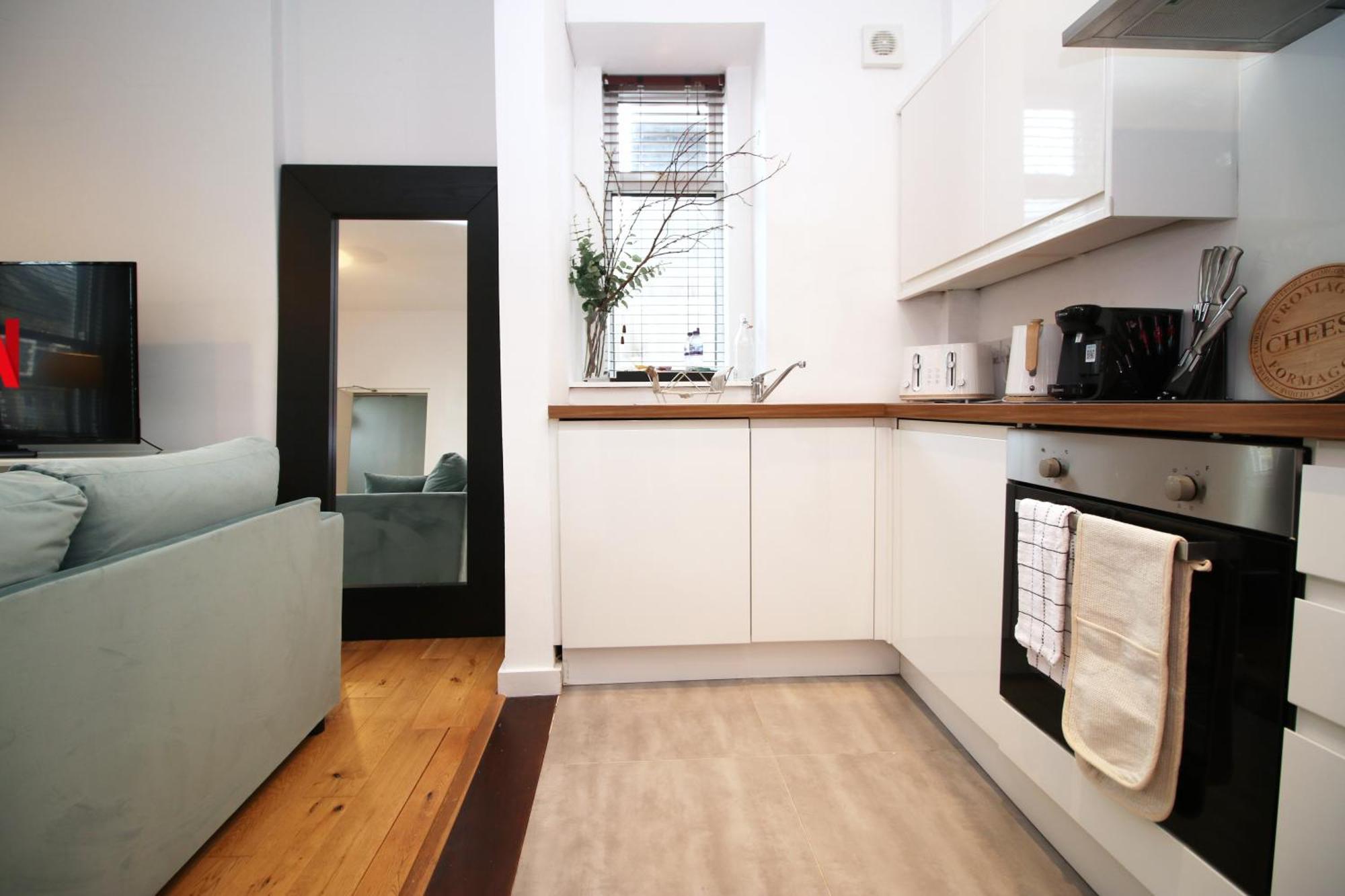 Coastal Penarth Dream! Close To Superb Location Near Bars And Restaurants! Dog Friendly And Welcome Breakfast Pack! *