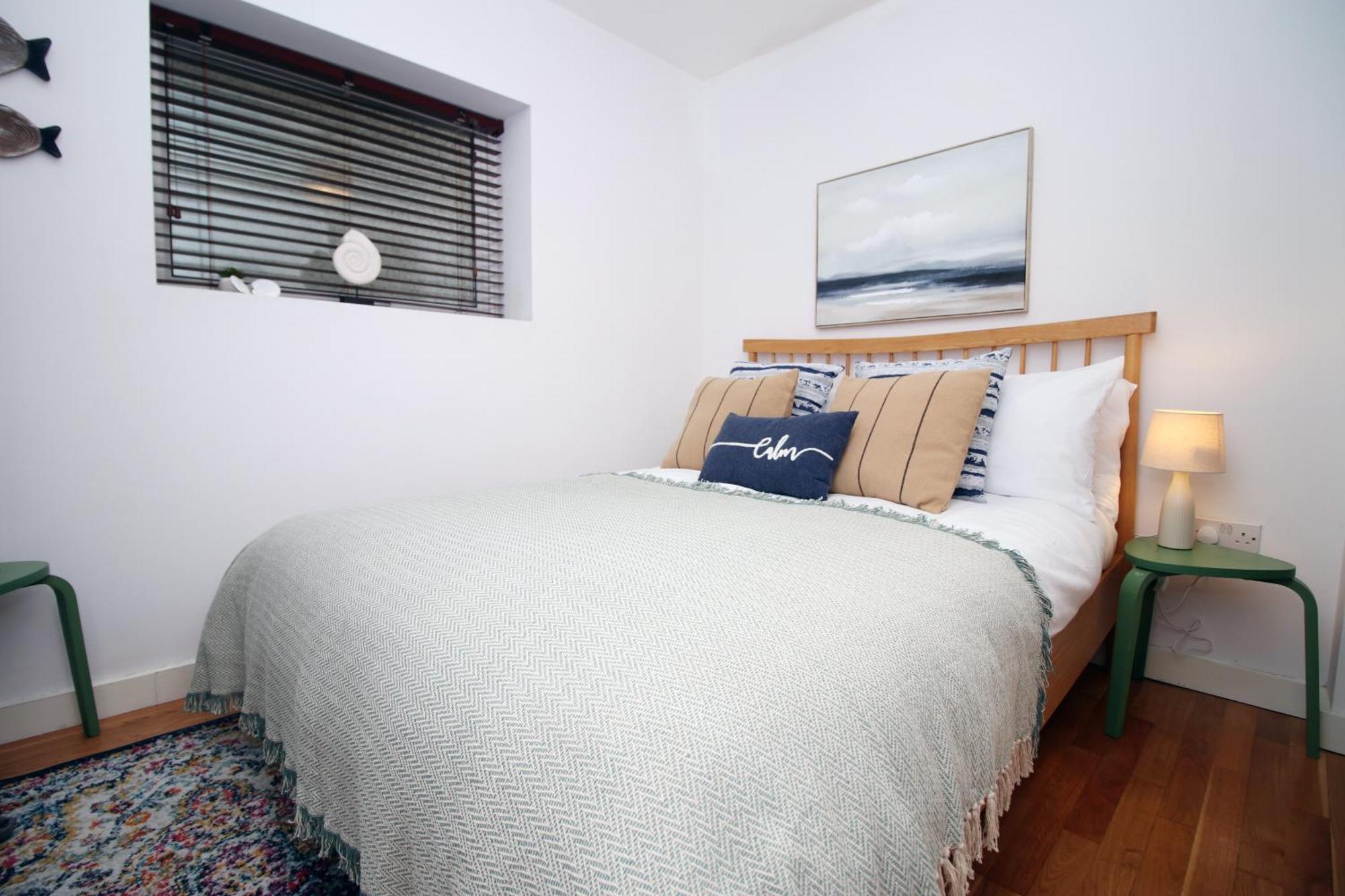 Coastal Penarth Dream! Close To Superb Location Near Bars And Restaurants! Dog Friendly And Welcome Breakfast Pack! *