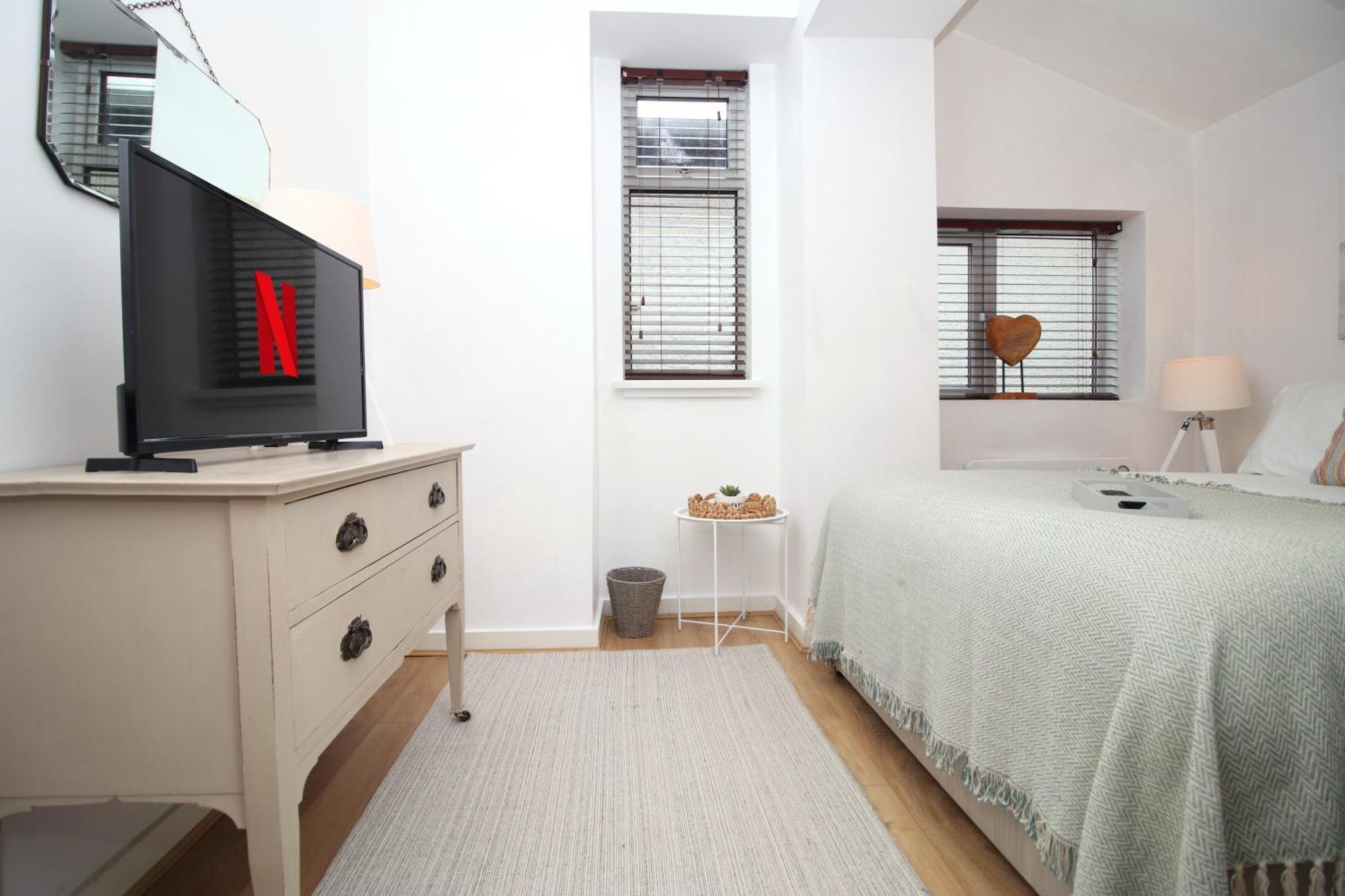 Coastal Penarth Dream! Close To Superb Location Near Bars And Restaurants! Dog Friendly And Welcome Breakfast Pack! *