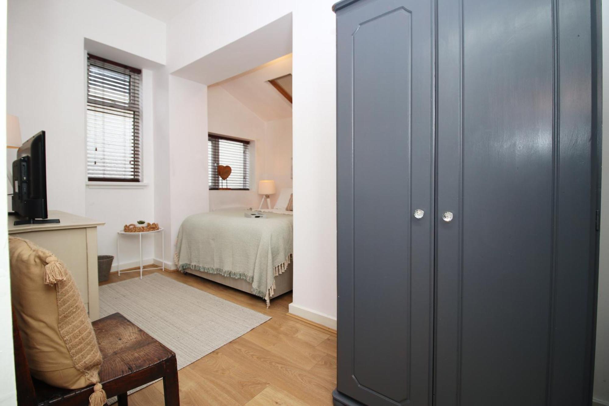 Coastal Penarth Dream! Close To Superb Location Near Bars And Restaurants! Dog Friendly And Welcome Breakfast Pack! *