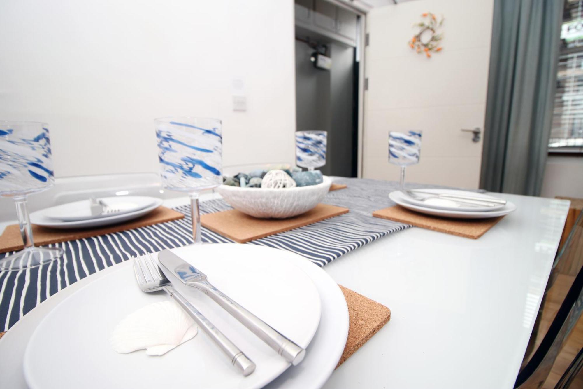 Coastal Penarth Dream! Close To Superb Location Near Bars And Restaurants! Dog Friendly And Welcome Breakfast Pack! Apartment *