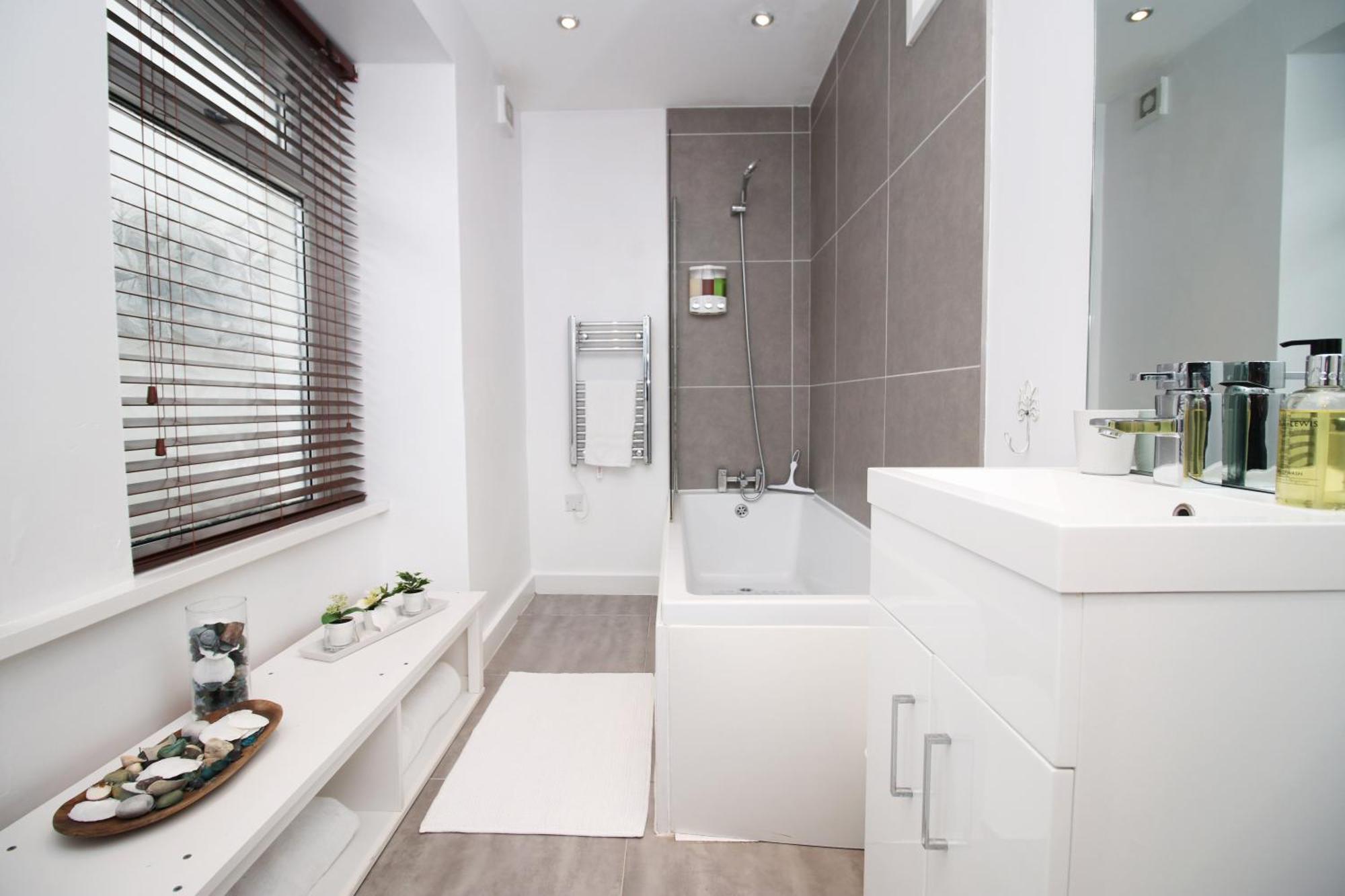 Coastal Penarth Dream! Close To Superb Location Near Bars And Restaurants! Dog Friendly And Welcome Breakfast Pack! Apartment