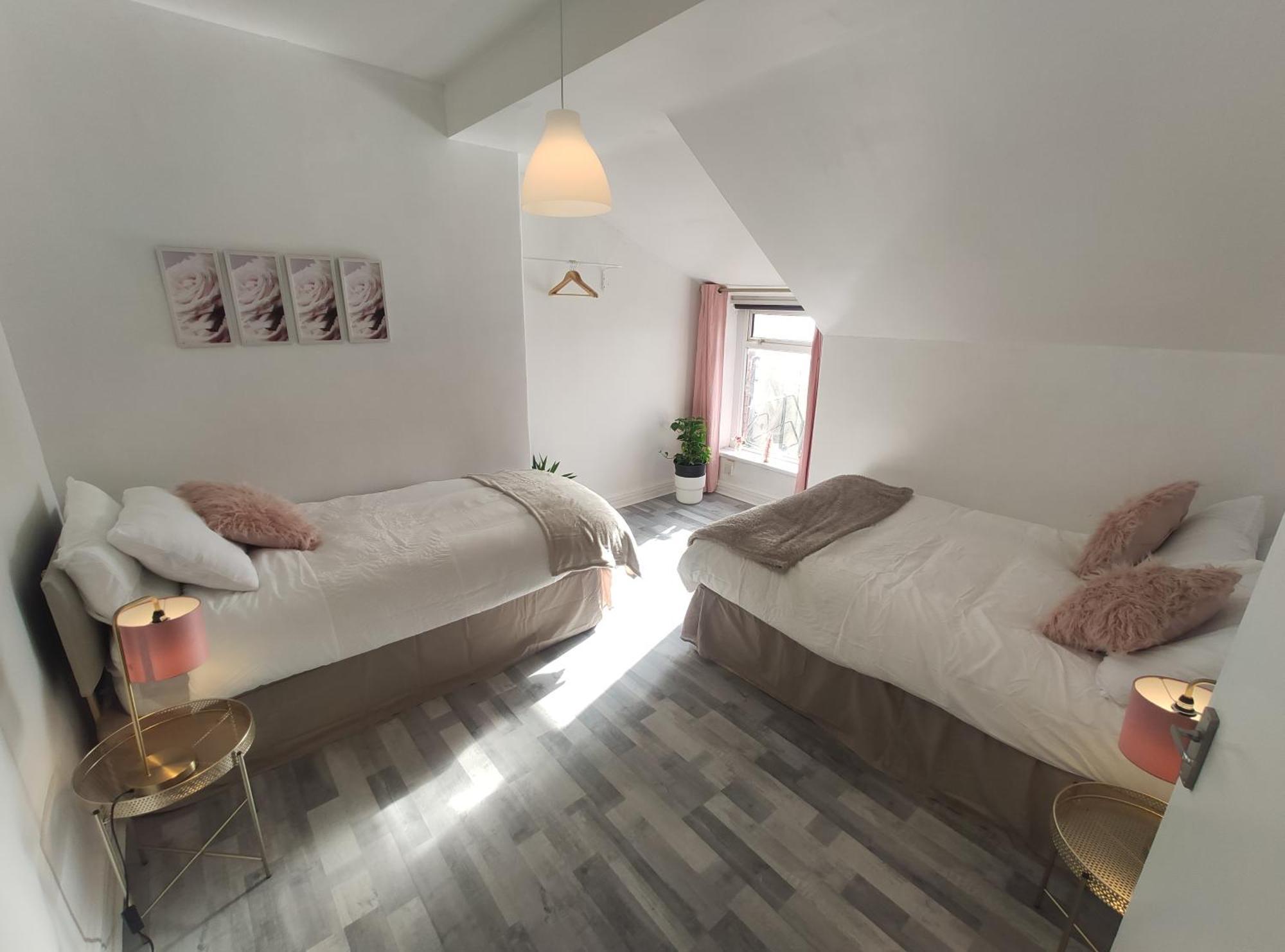 1 Bedroom Flat W/ 2 Beds * Cardiff