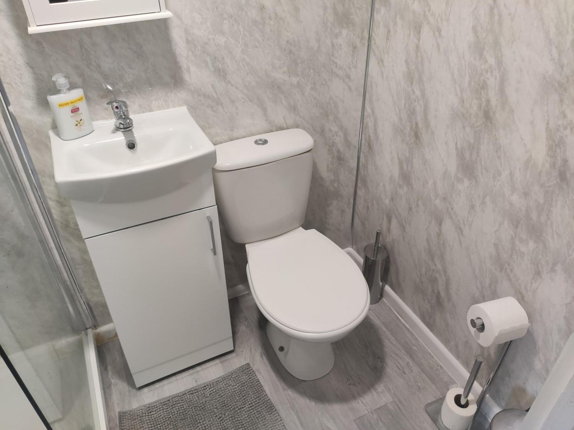 Apartment 1 Bedroom Flat W/ 2 Beds *