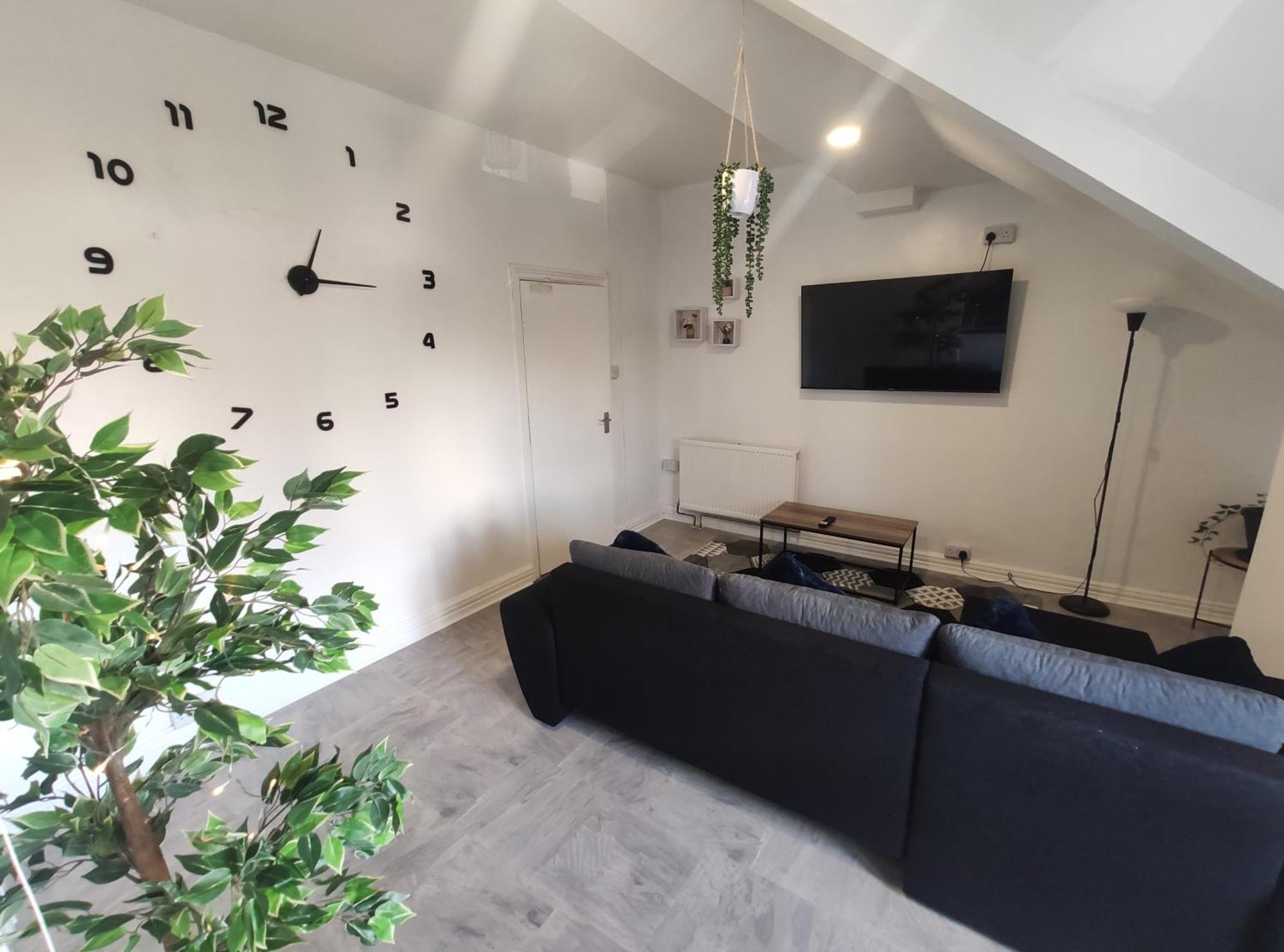 1 Bedroom Flat W/ 2 Beds *