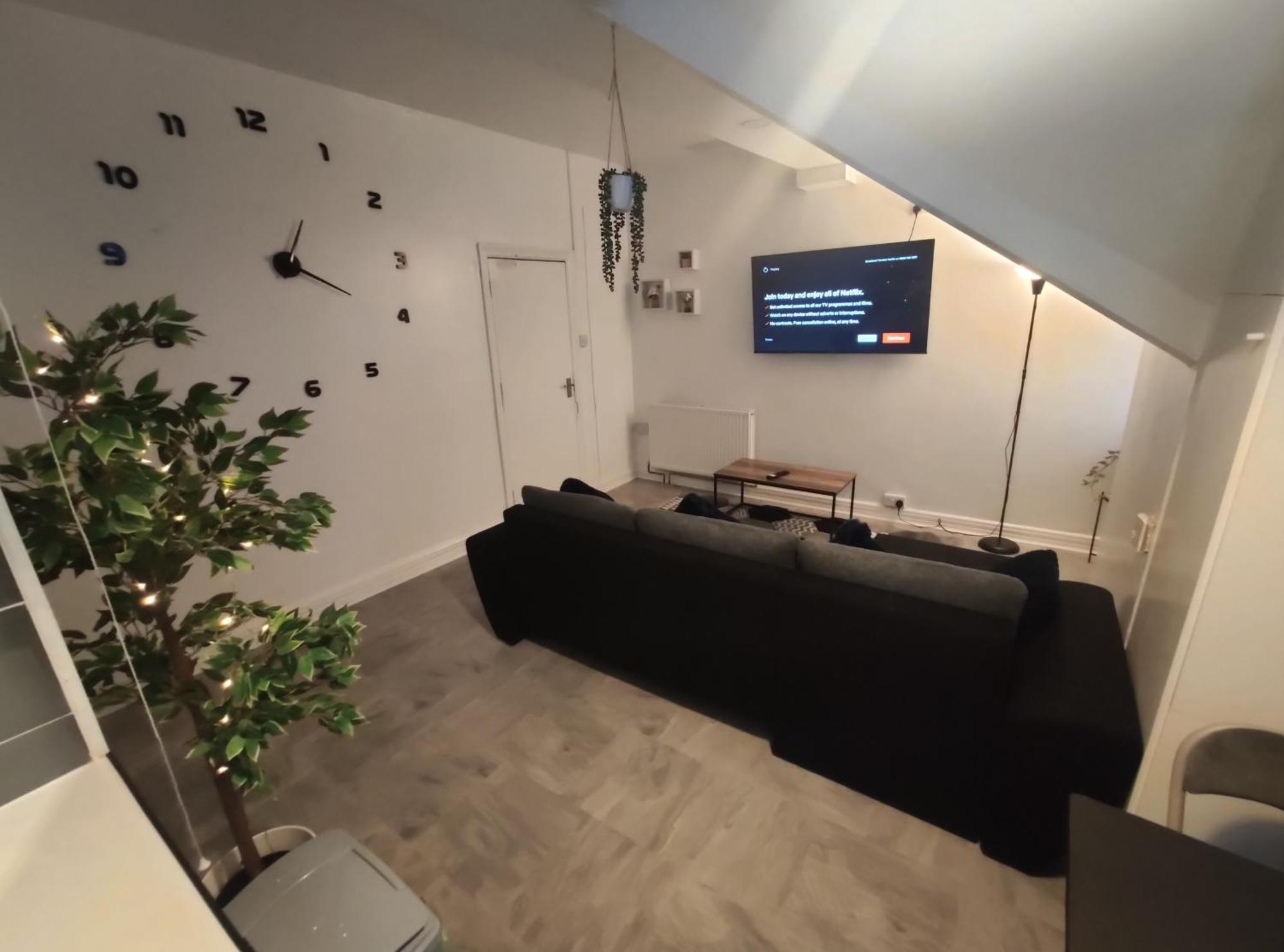 1 Bedroom Flat W/ 2 Beds Apartment *