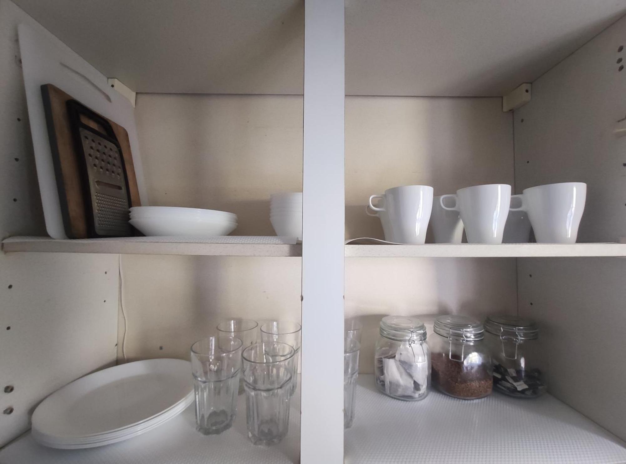 1 Bedroom Flat W/ 2 Beds *