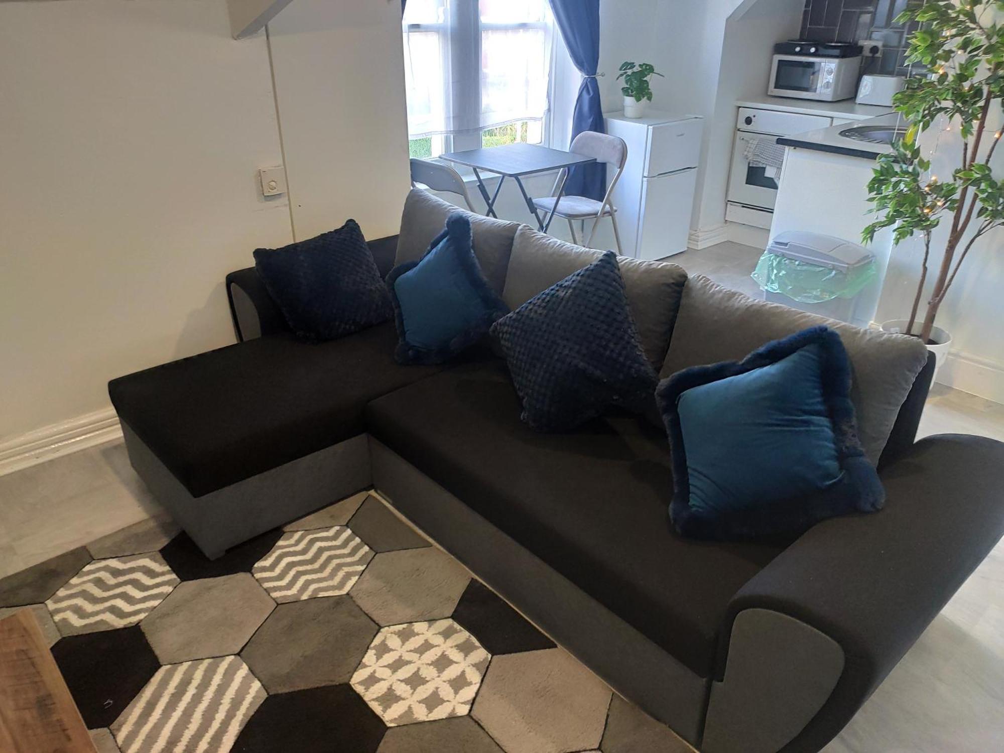 1 Bedroom Flat W/ 2 Beds Apartment *