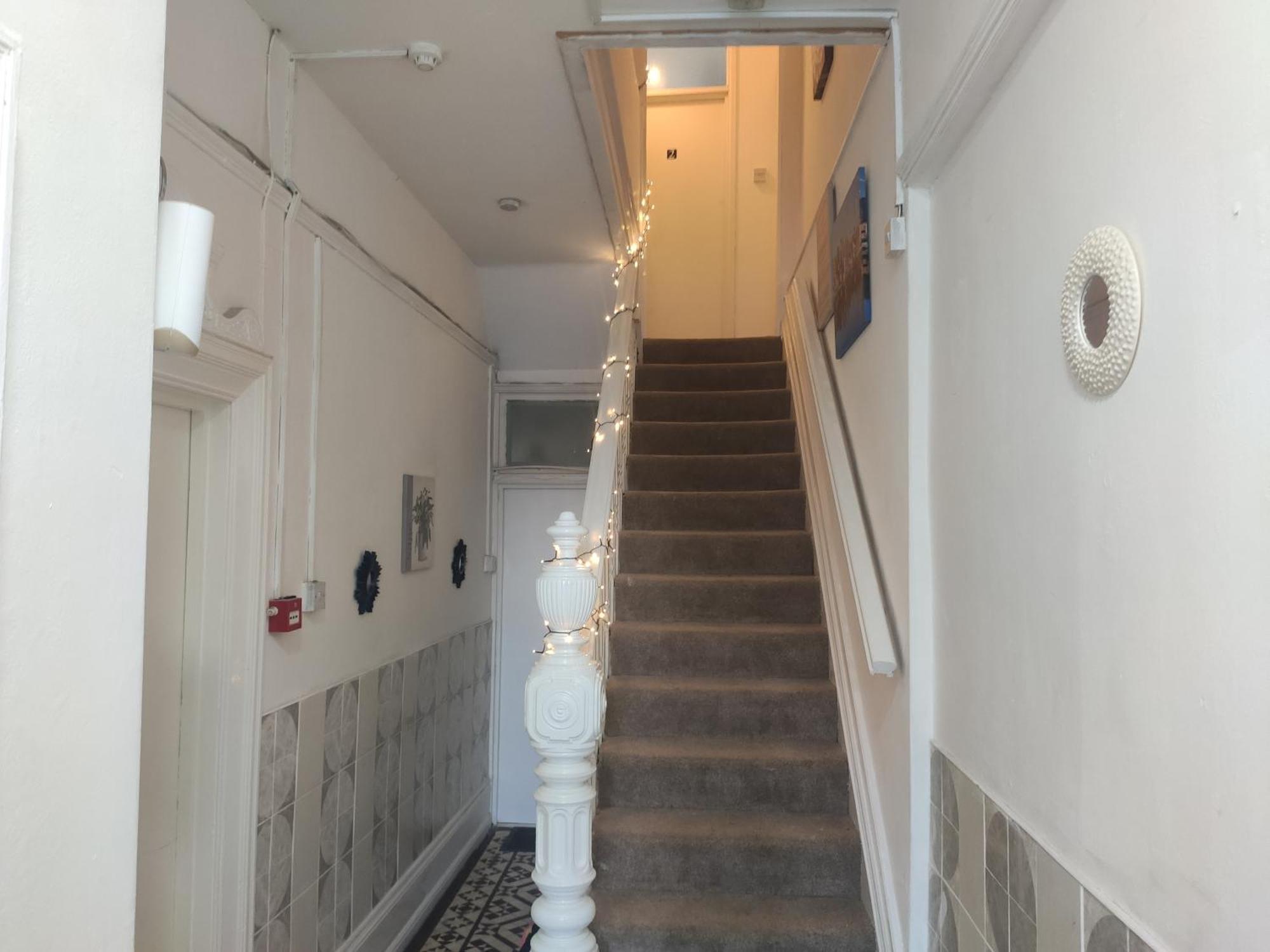 1 Bedroom Flat W/ 2 Beds Apartment