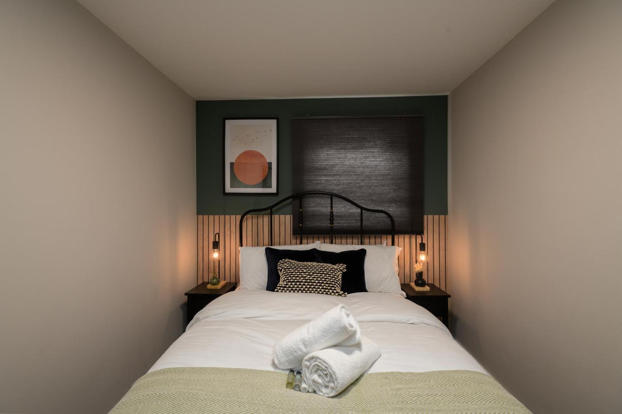 Benjamin By Koya Homes - 3 Double Bedroom Apartment, Centre, Free Parking *
