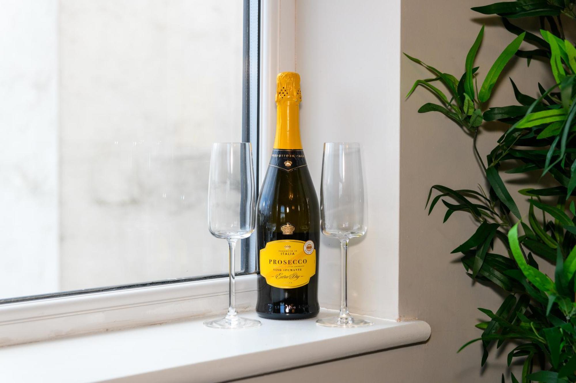 Benjamin By Koya Homes - 3 Double Bedroom Apartment, Centre, Free Parking * Cardiff