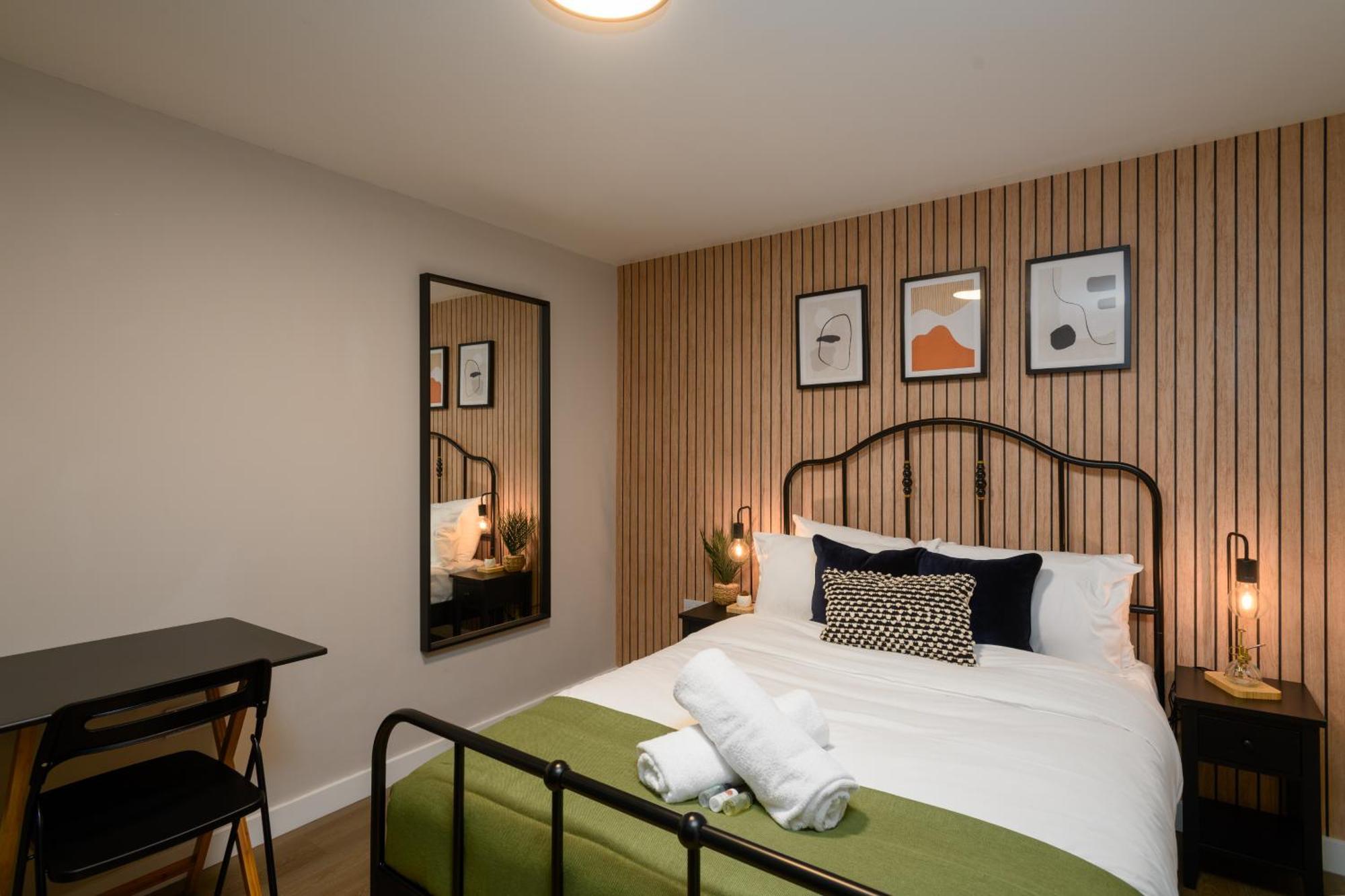 Benjamin By Koya Homes - 3 Double Bedroom Apartment, Centre, Free Parking *