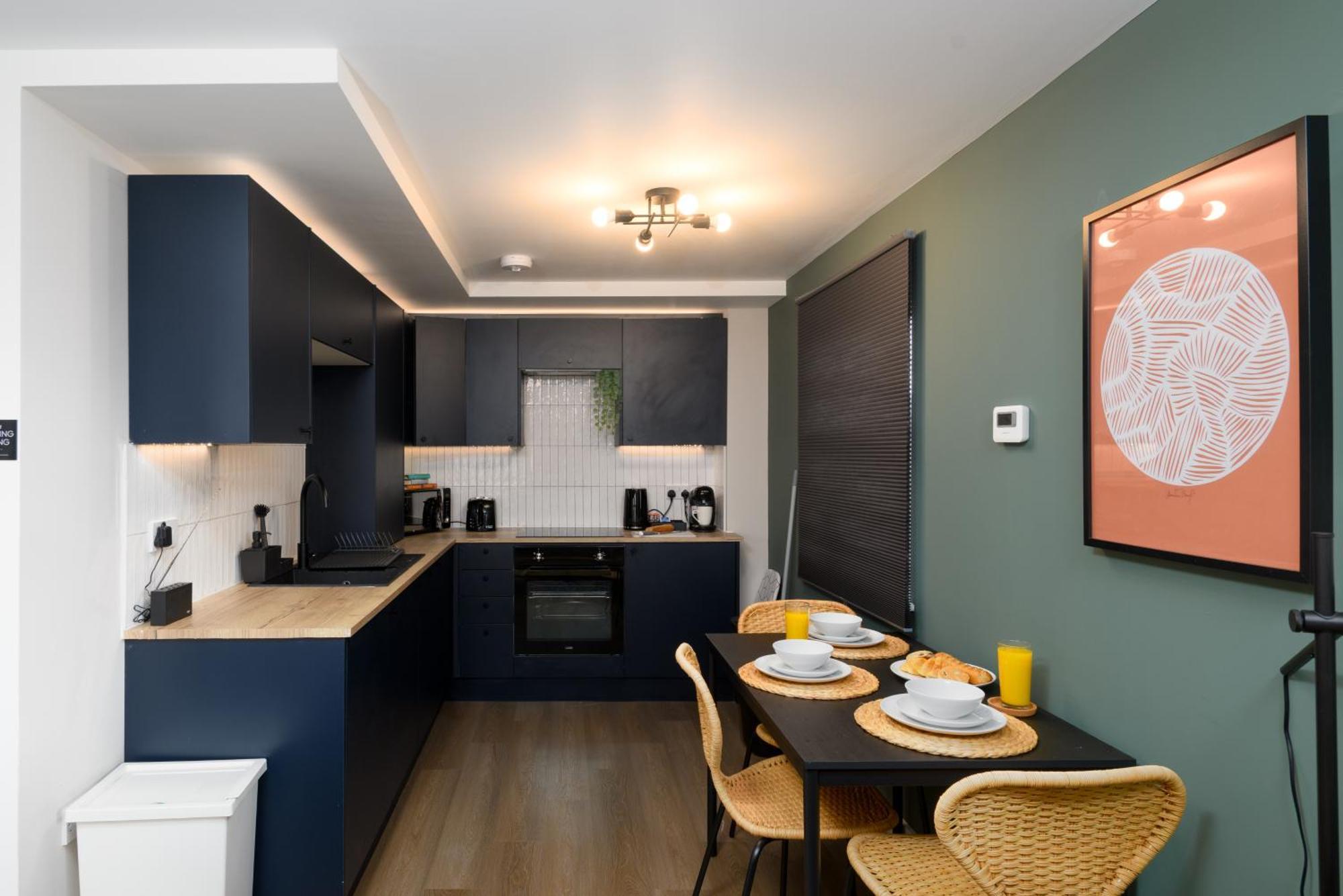 Benjamin By Koya Homes - 3 Double Bedroom Apartment, Centre, Free Parking *
