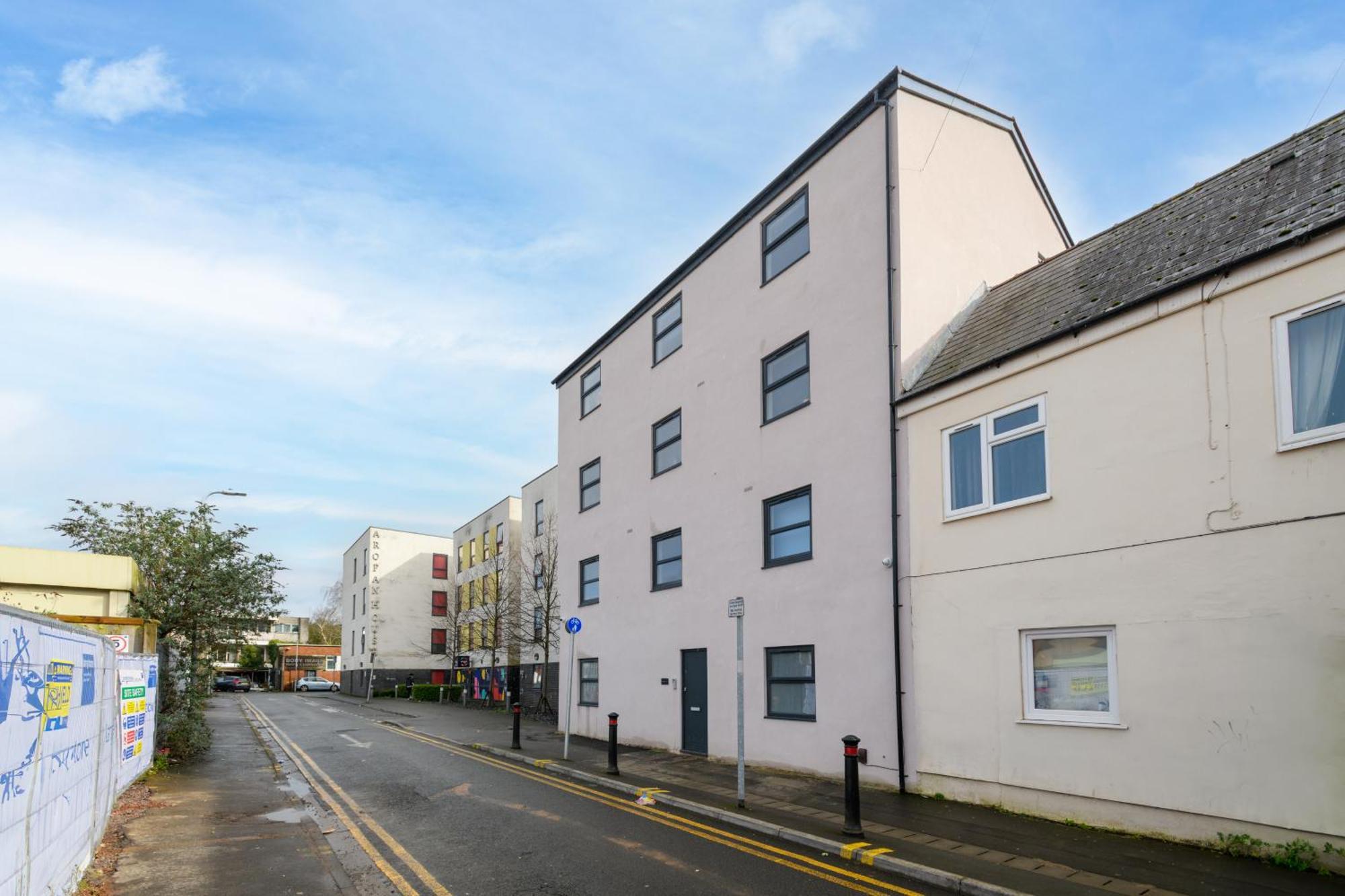 Benjamin By Koya Homes - 3 Double Bedroom Apartment, Centre, Free Parking