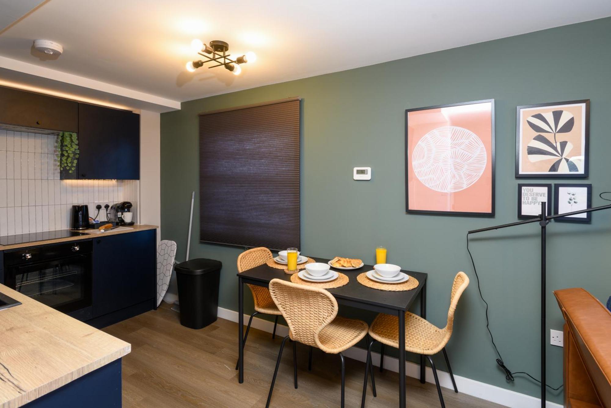Benjamin By Koya Homes - 3 Double Bedroom Apartment, Centre, Free Parking * Cardiff