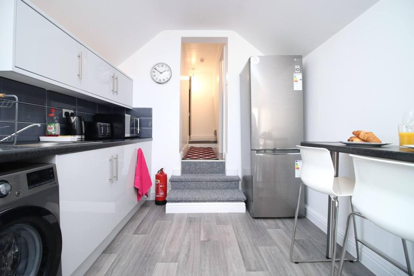Premium Guesthouse, Fast Wi-fi, Street Free Parking, Central, Fully Equipped Cardiff