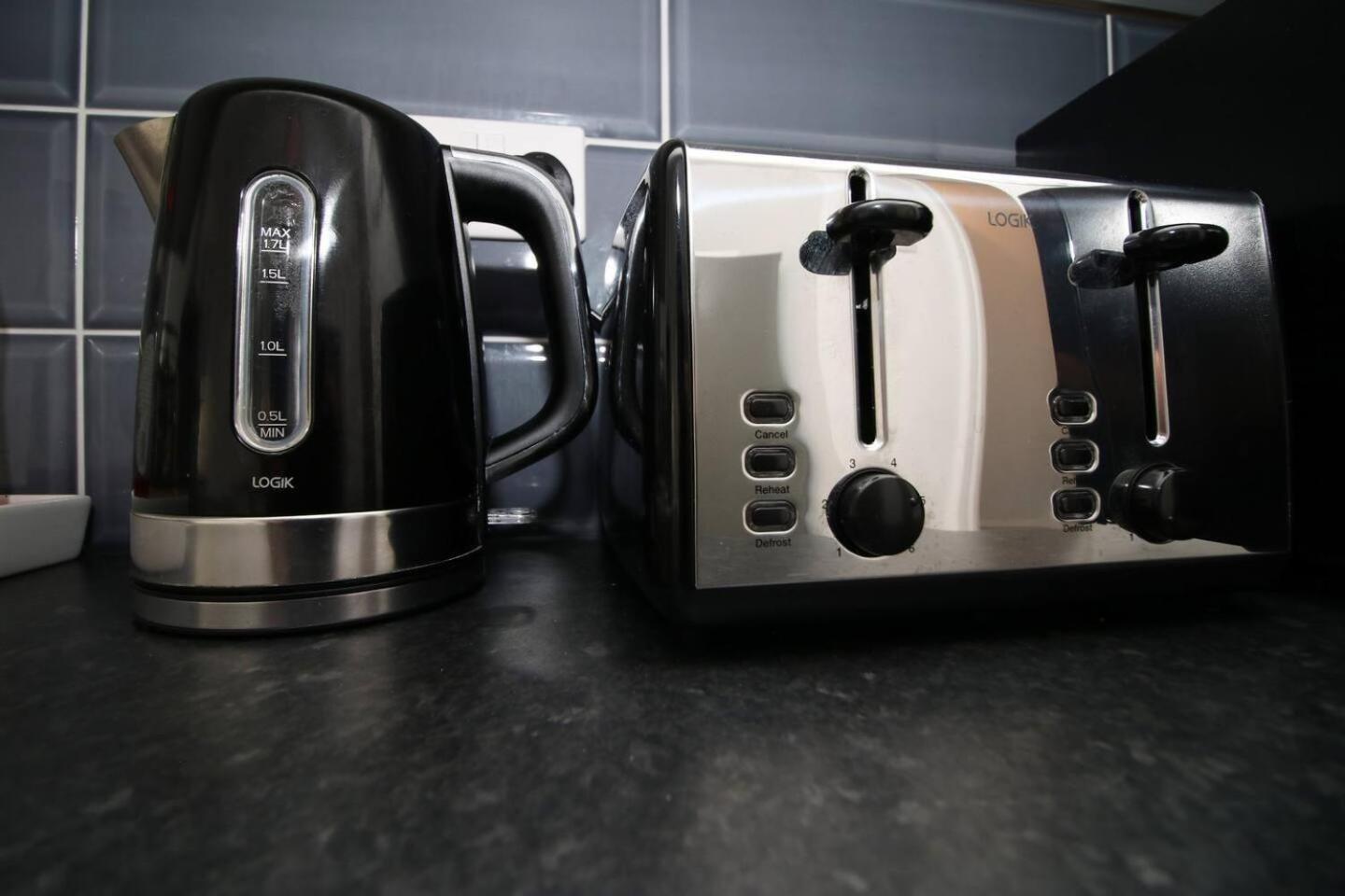 Premium Guesthouse, Fast Wi-fi, Street Free Parking, Central, Fully Equipped * Cardiff