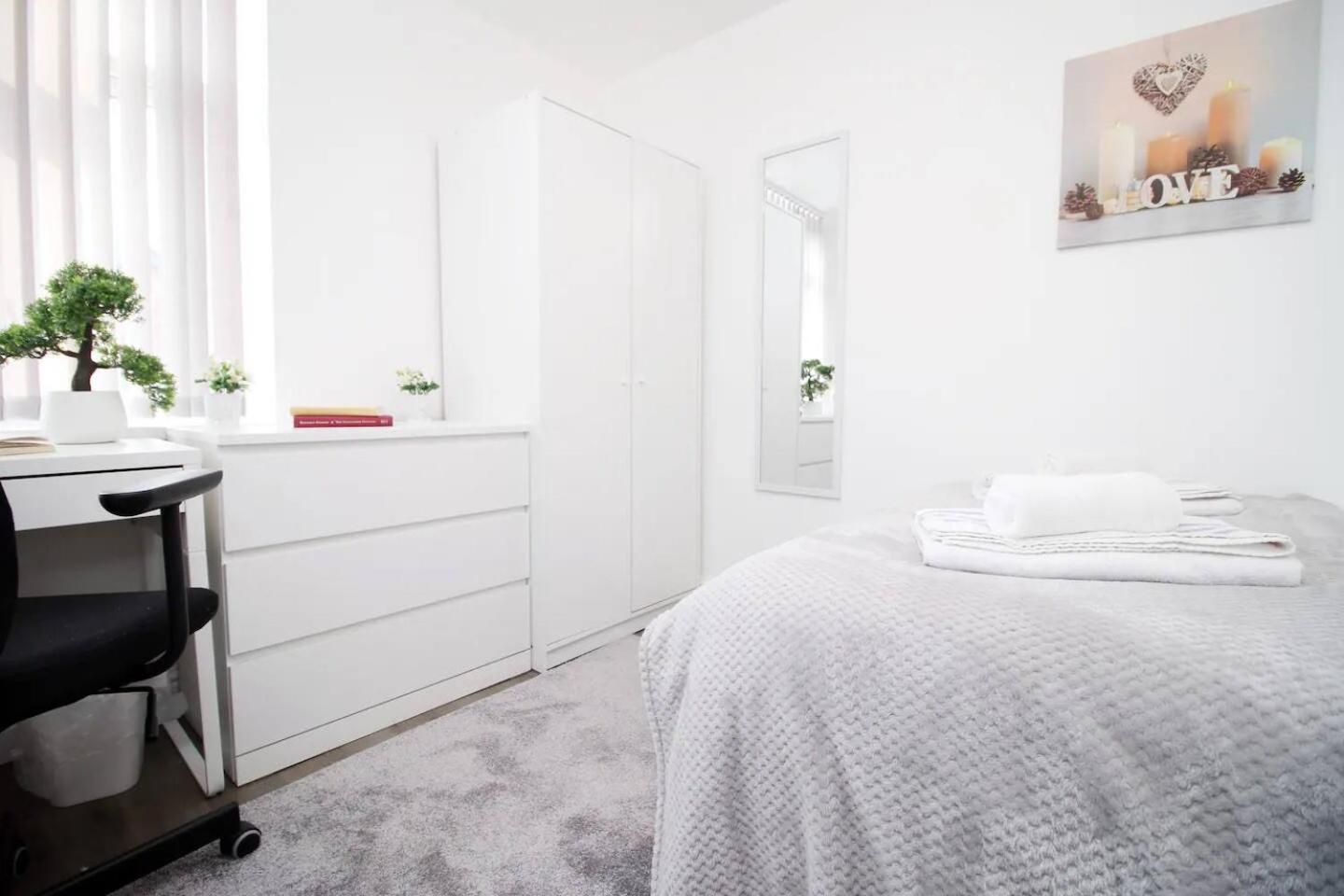 Guest house Premium Guesthouse, Fast Wi-fi, Street Free Parking, Central, Fully Equipped