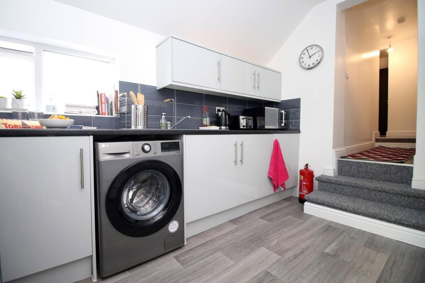Premium Guesthouse, Fast Wi-fi, Street Free Parking, Central, Fully Equipped Guest house Cardiff