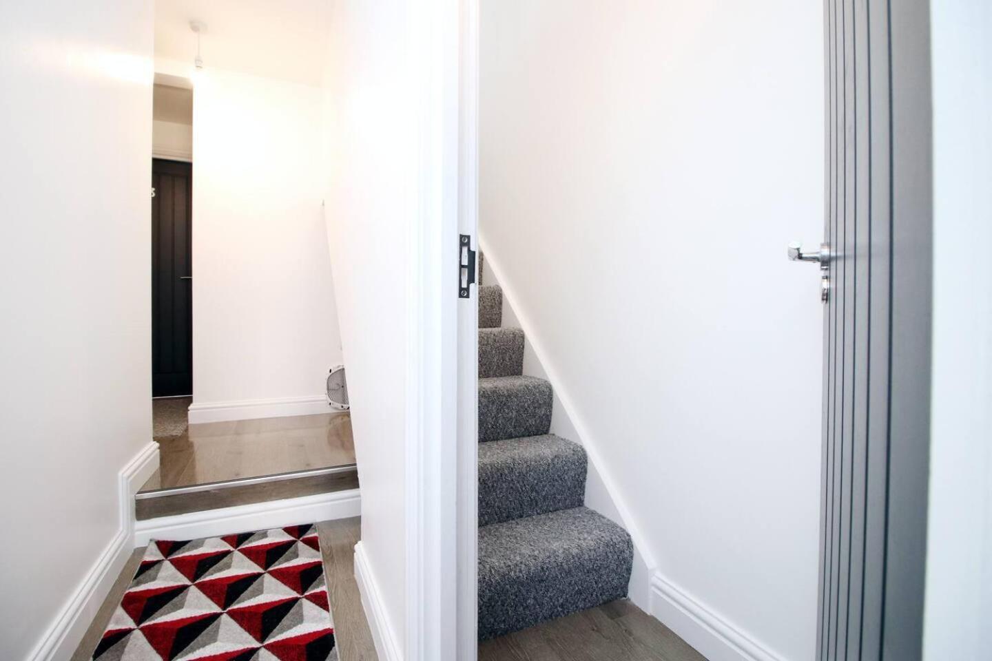 Premium Guesthouse, Fast Wi-fi, Street Free Parking, Central, Fully Equipped *