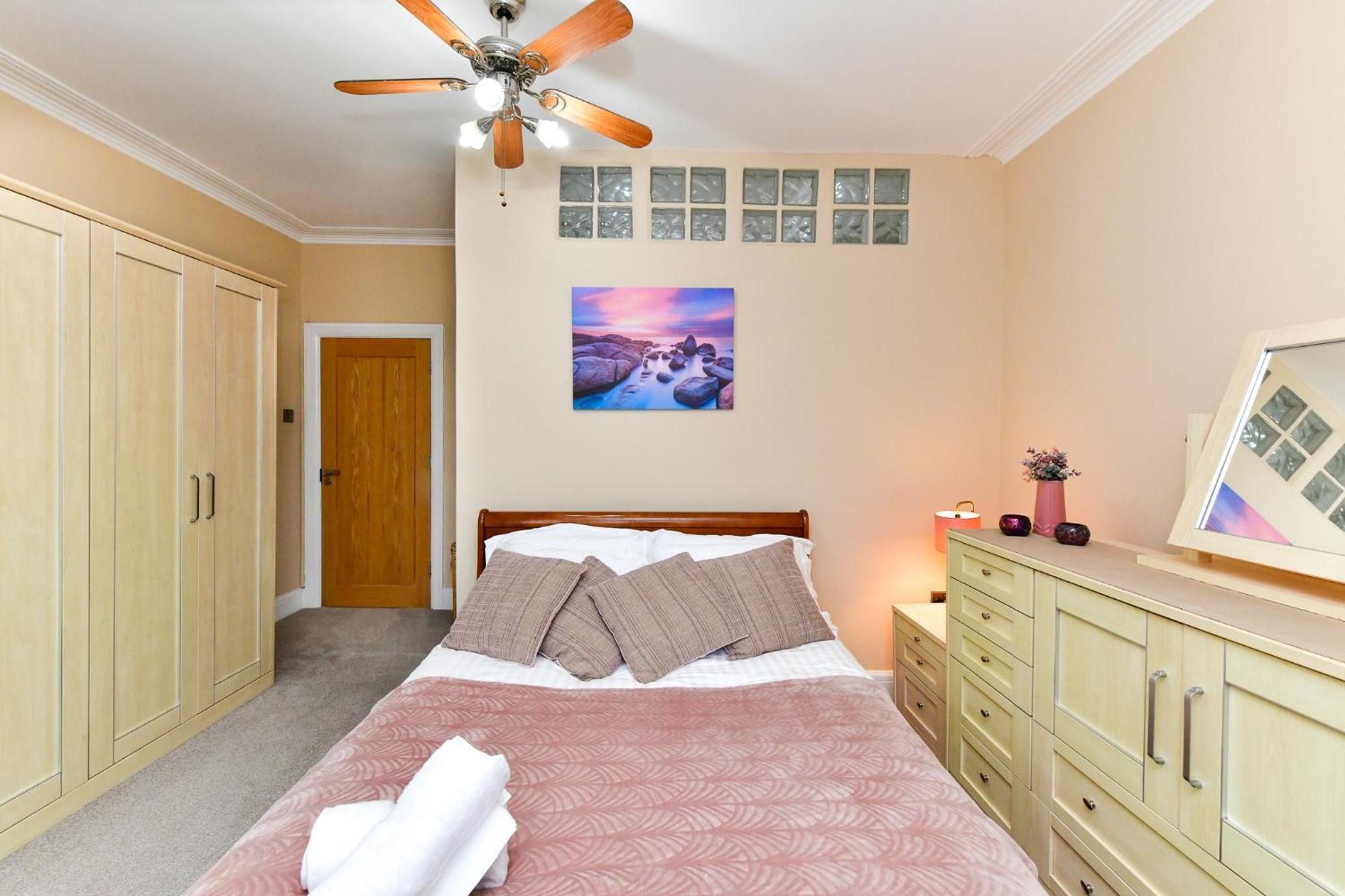 Holiday home Bliss Escape - Free Parking And Family-sized Comfort *