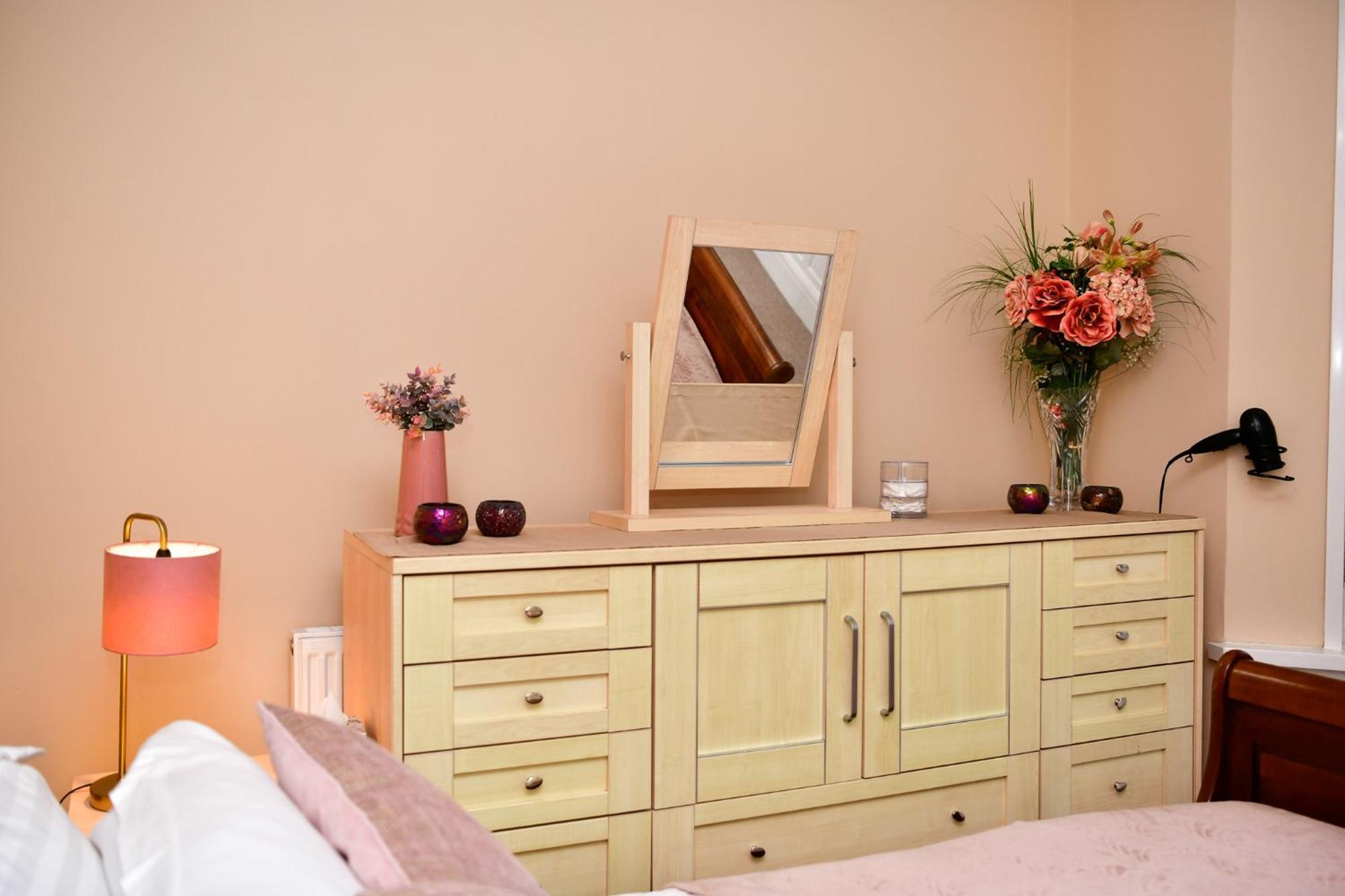 Bliss Escape - Free Parking And Family-sized Comfort Holiday home *