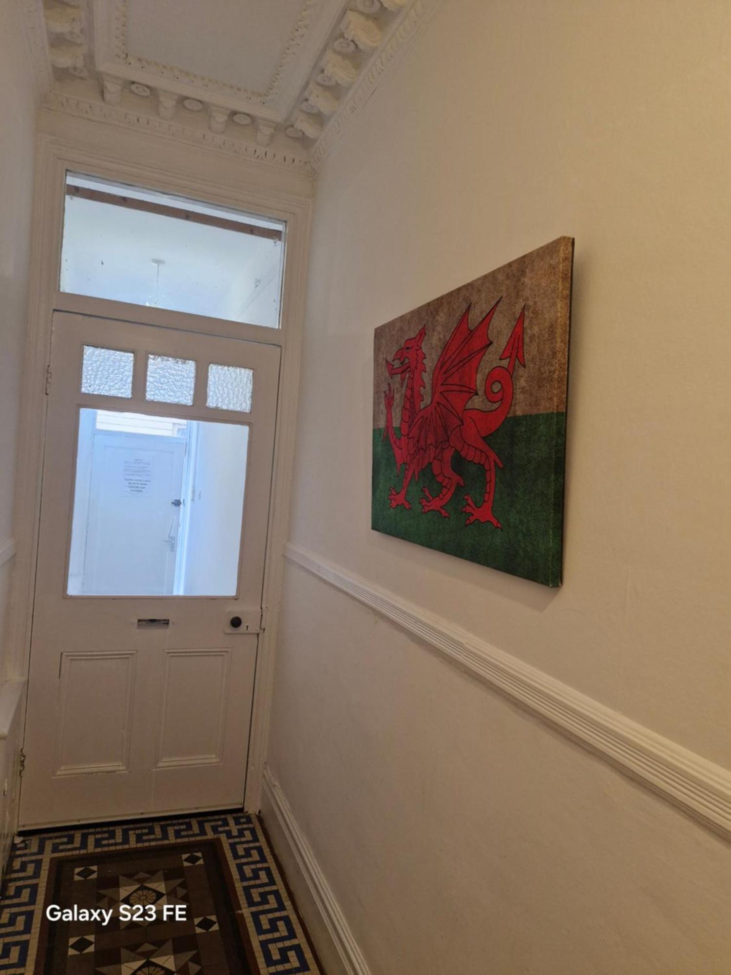Large Three Bedroom With Roof Terrace Near Centre Cardiff
